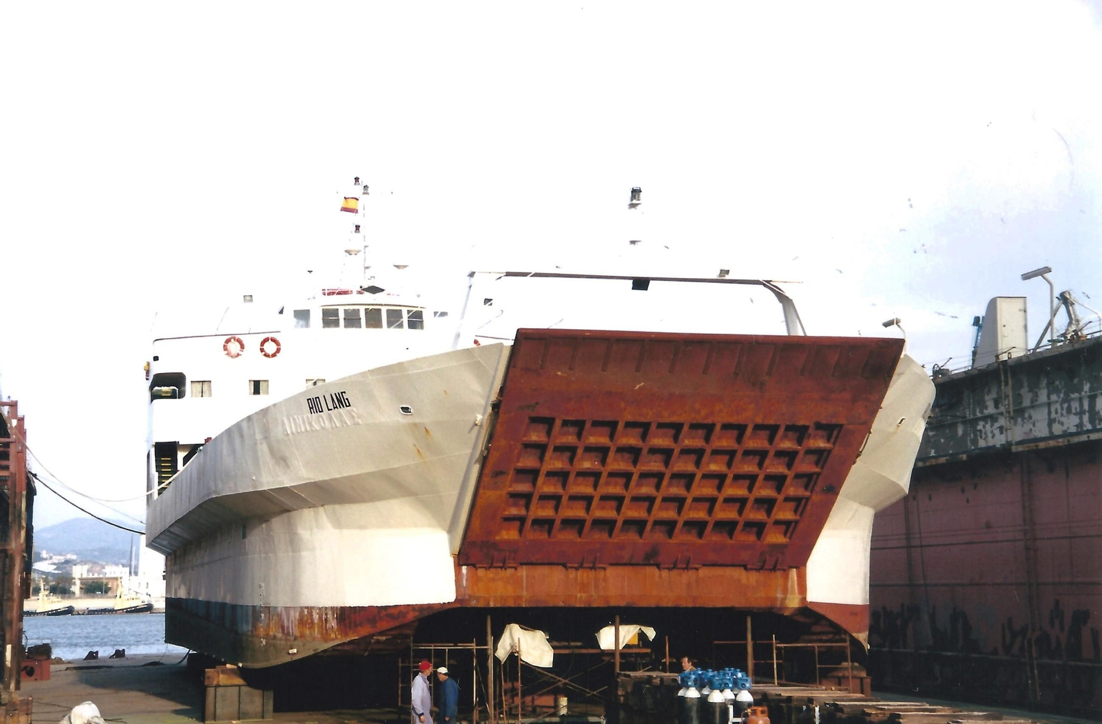 Transbordador 'Rio Lang' reparando en el dique flotante malagueño en 2003. Transbordador 'Rio Lang' reparando en el dique flotante malagueño en 2003.