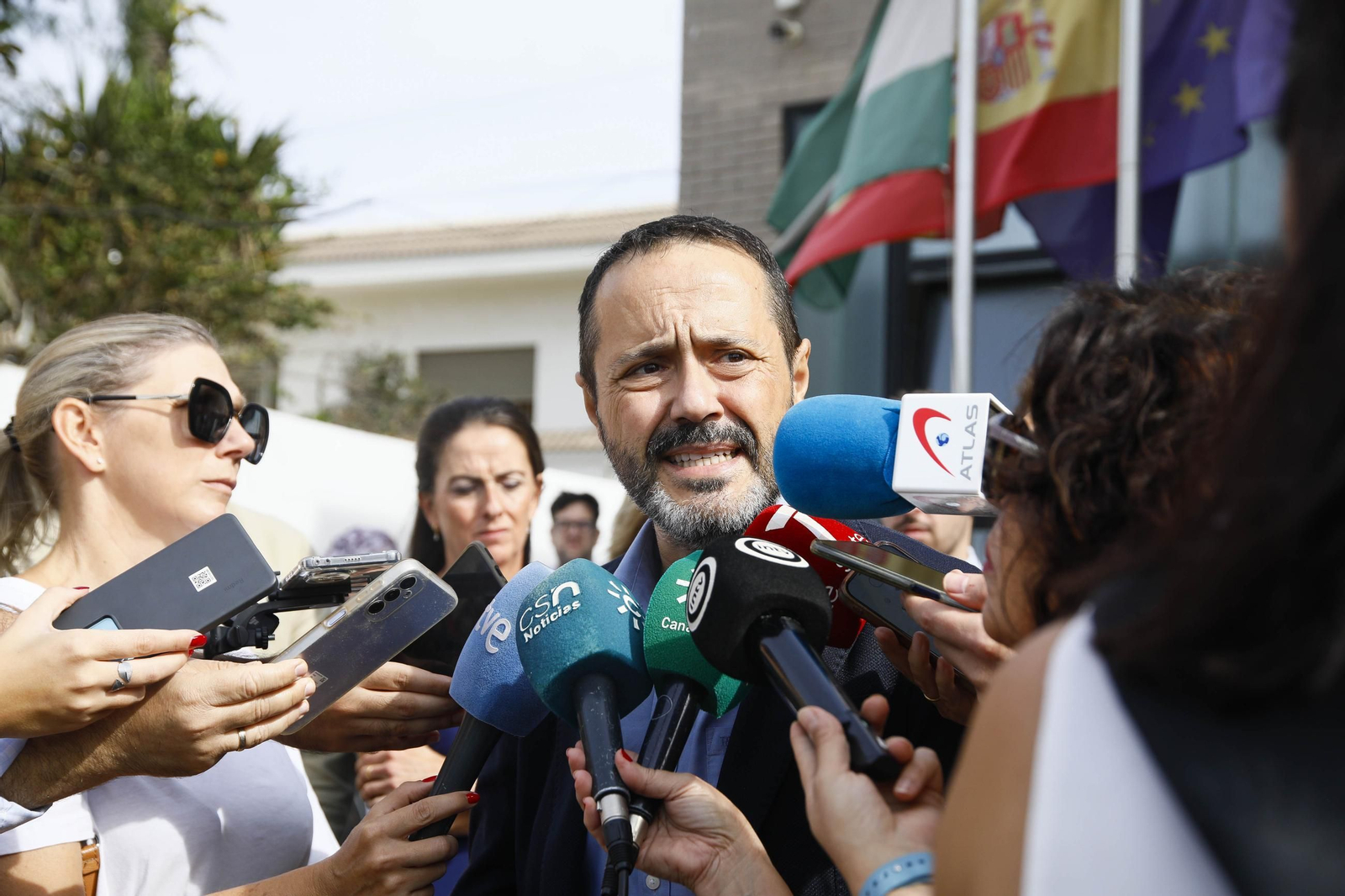 Las imágenes de la concentracion por el asesinato de Maria Nieves GP en la residencia del Zapillo en Almería