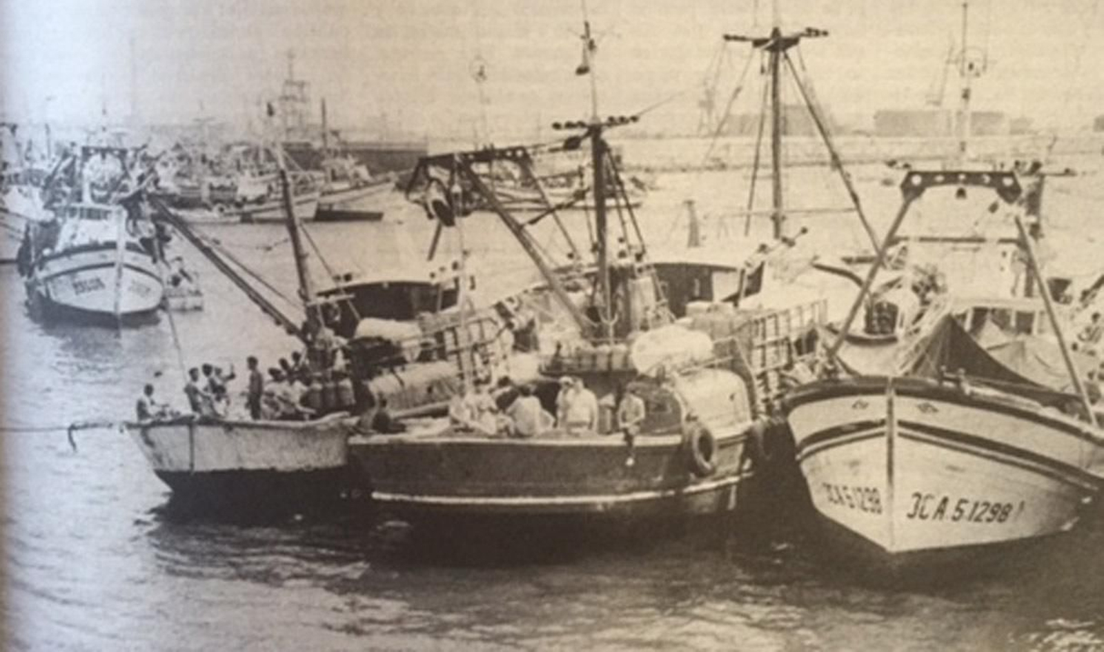 1992 hace 25 añosCuarenta barcos de Barbate bloquean el puerto de Cádiz