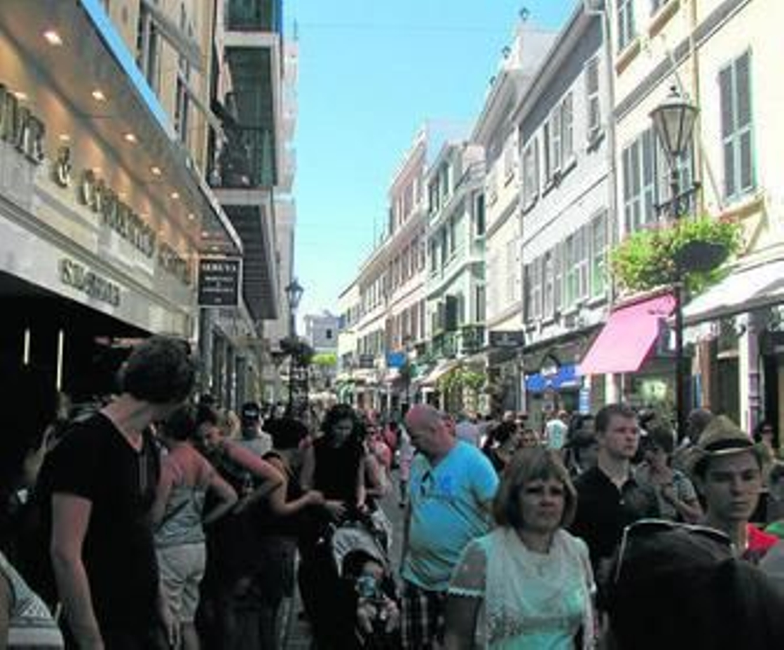 Imagen, el miércoles pasado, de Main Street, en el corazón comercial y financiero de la colonia británica.
