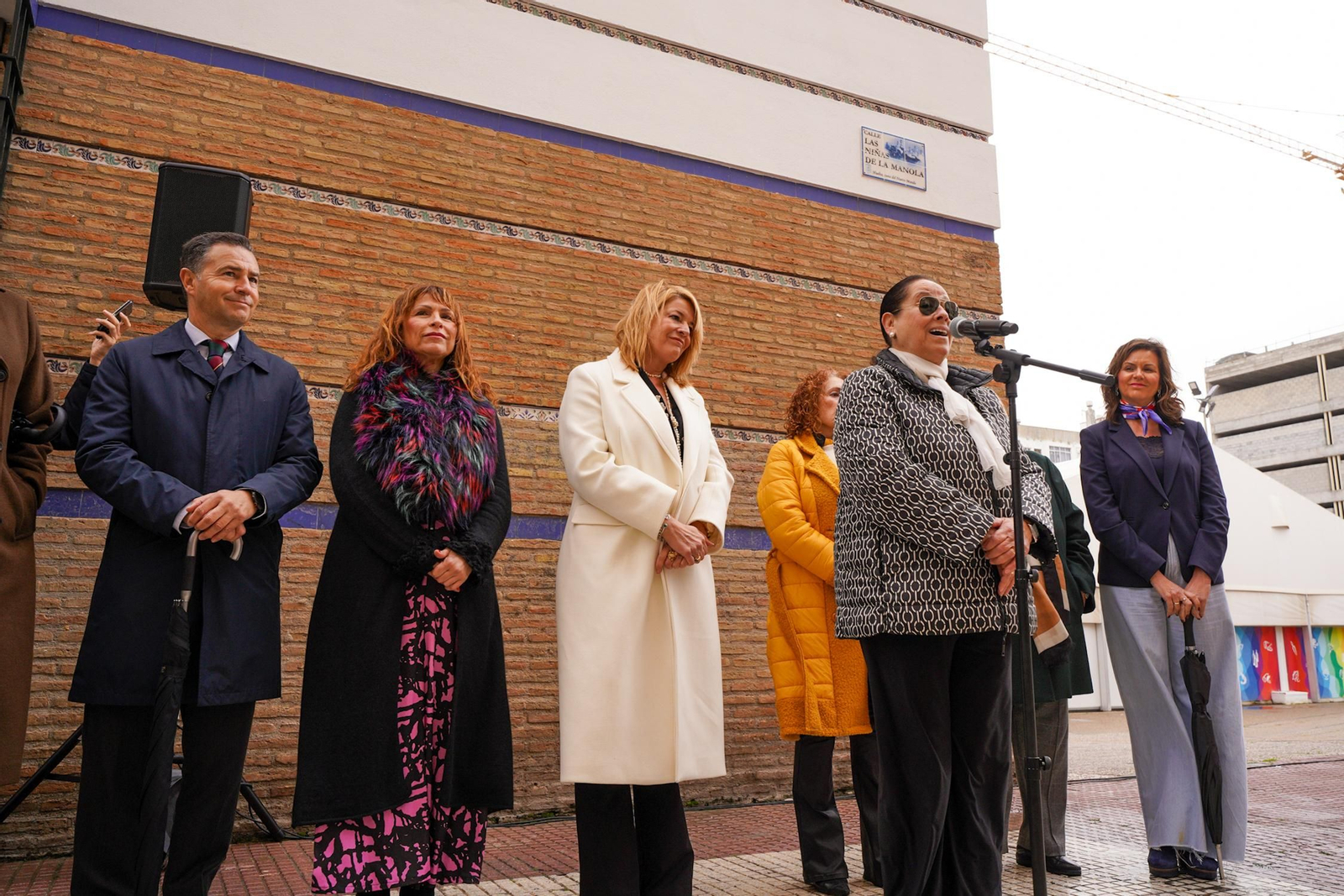 Acto de rotulación de la calle a Las Niñas de la Manola.