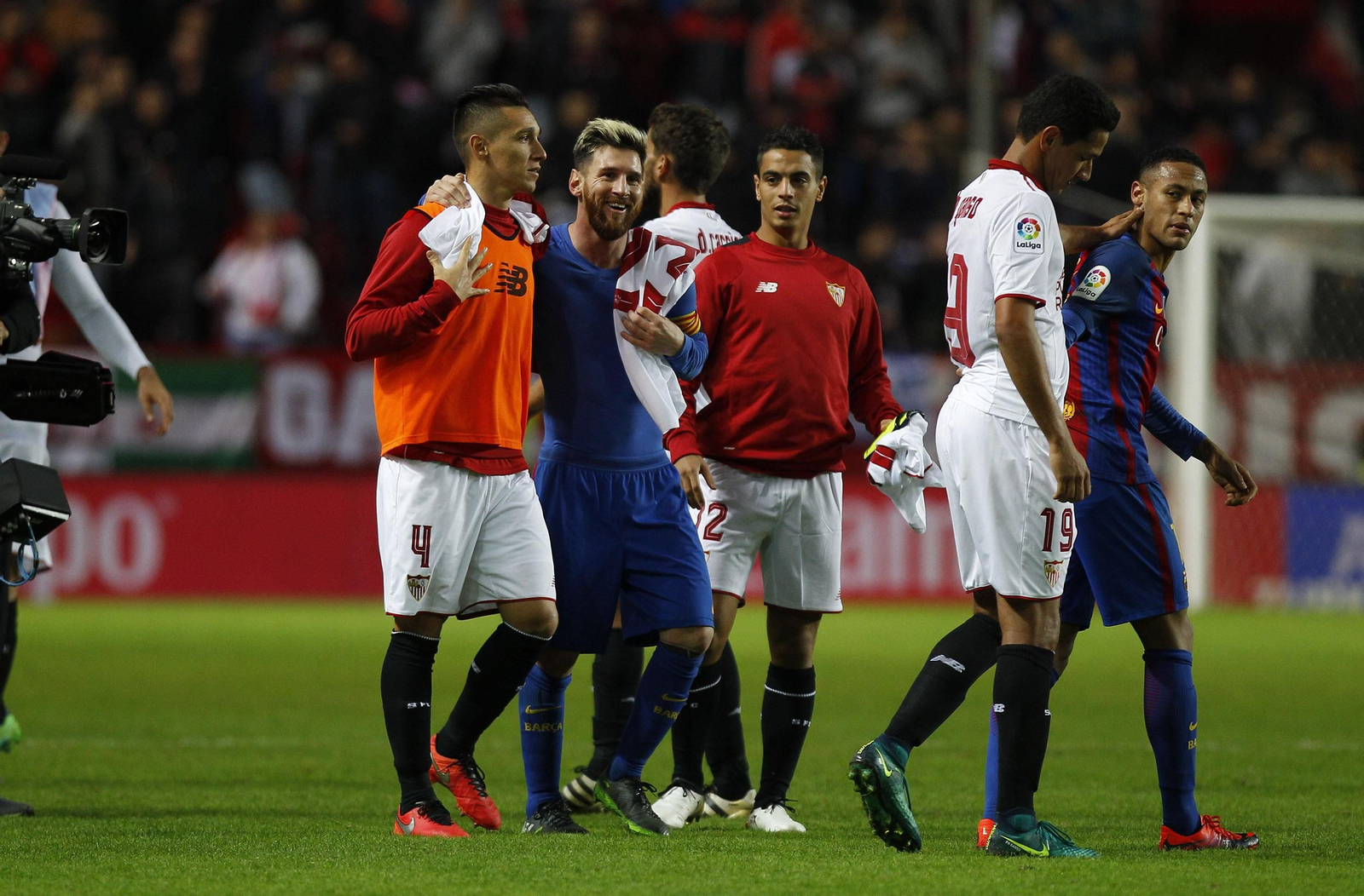 Kranevitter y Messi, amigos de la selección argentina, se saludan al término del último Sevilla-Barcelona.