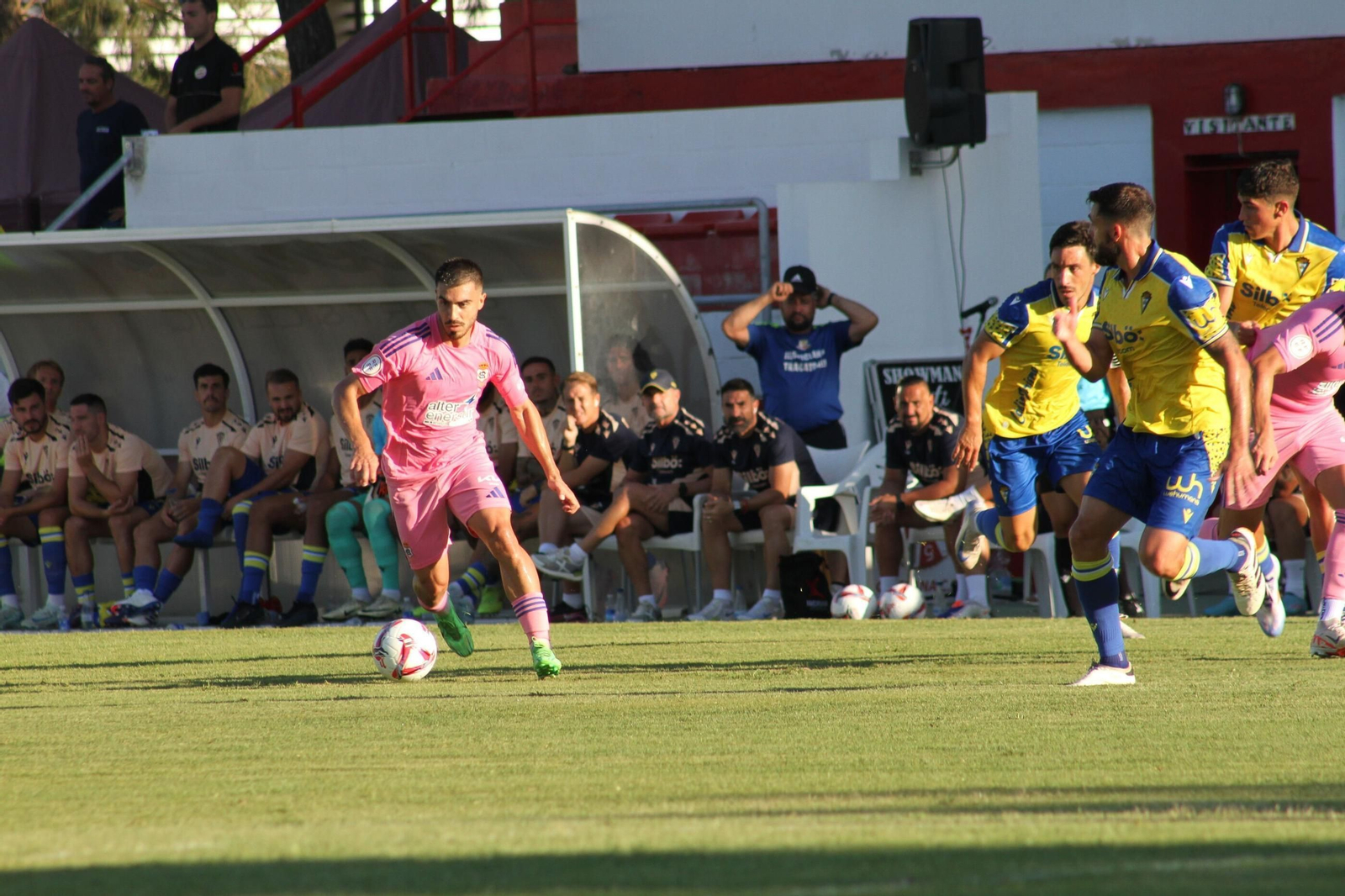 Zelu conduce el balón en el amistoso contra el Cádiz. Zelu conduce el balón en el amistoso contra el Cádiz.