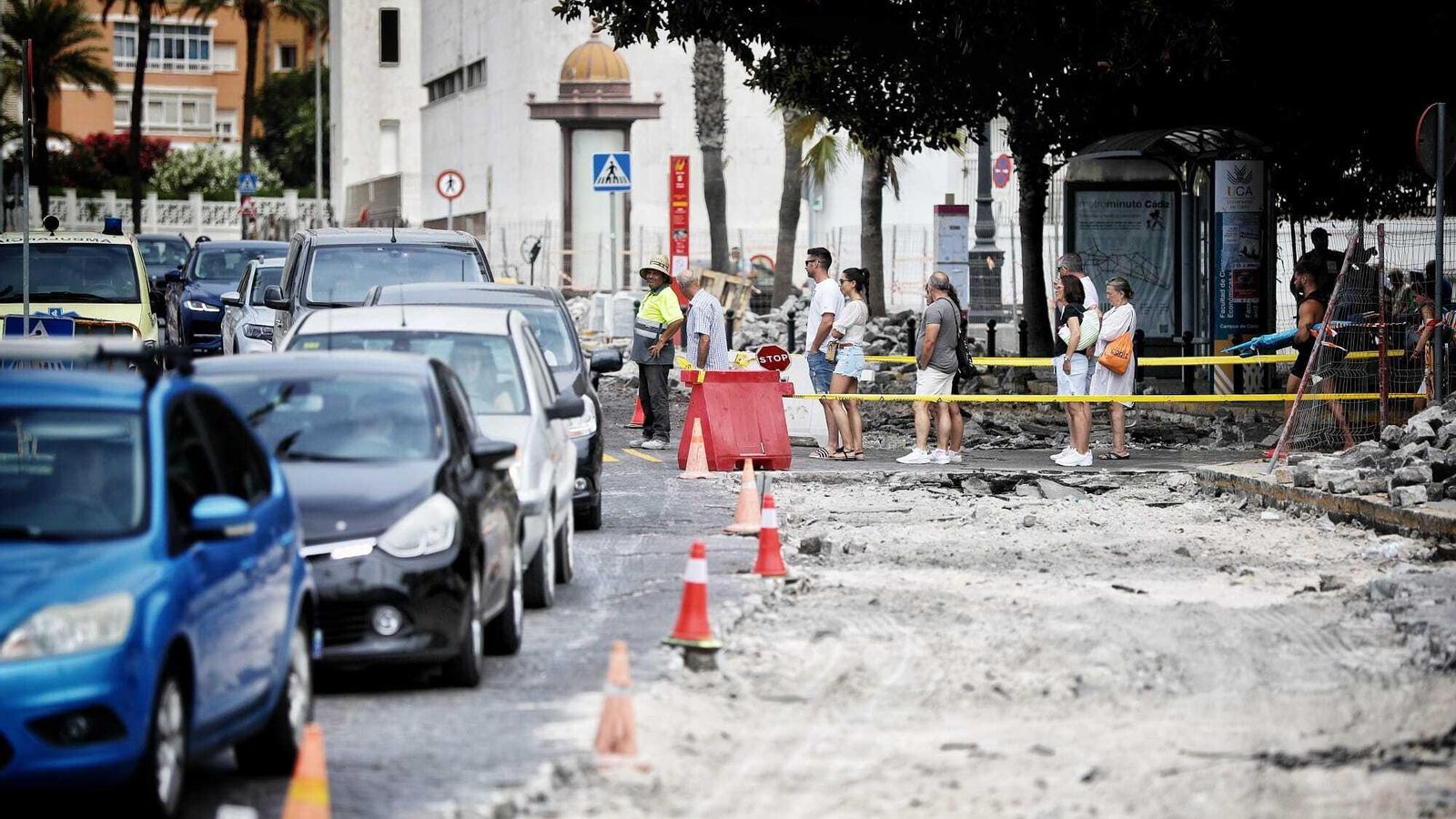 Caravana de coches y peatones esperando a cruzar en el tramo en obras junto a La Caleta.