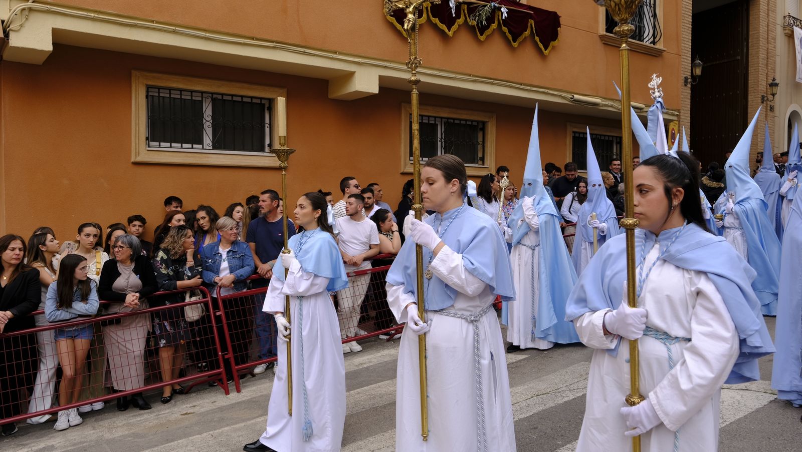 La Procesión de Los Ángeles de sobrepuso a la lluvia, en imágenes