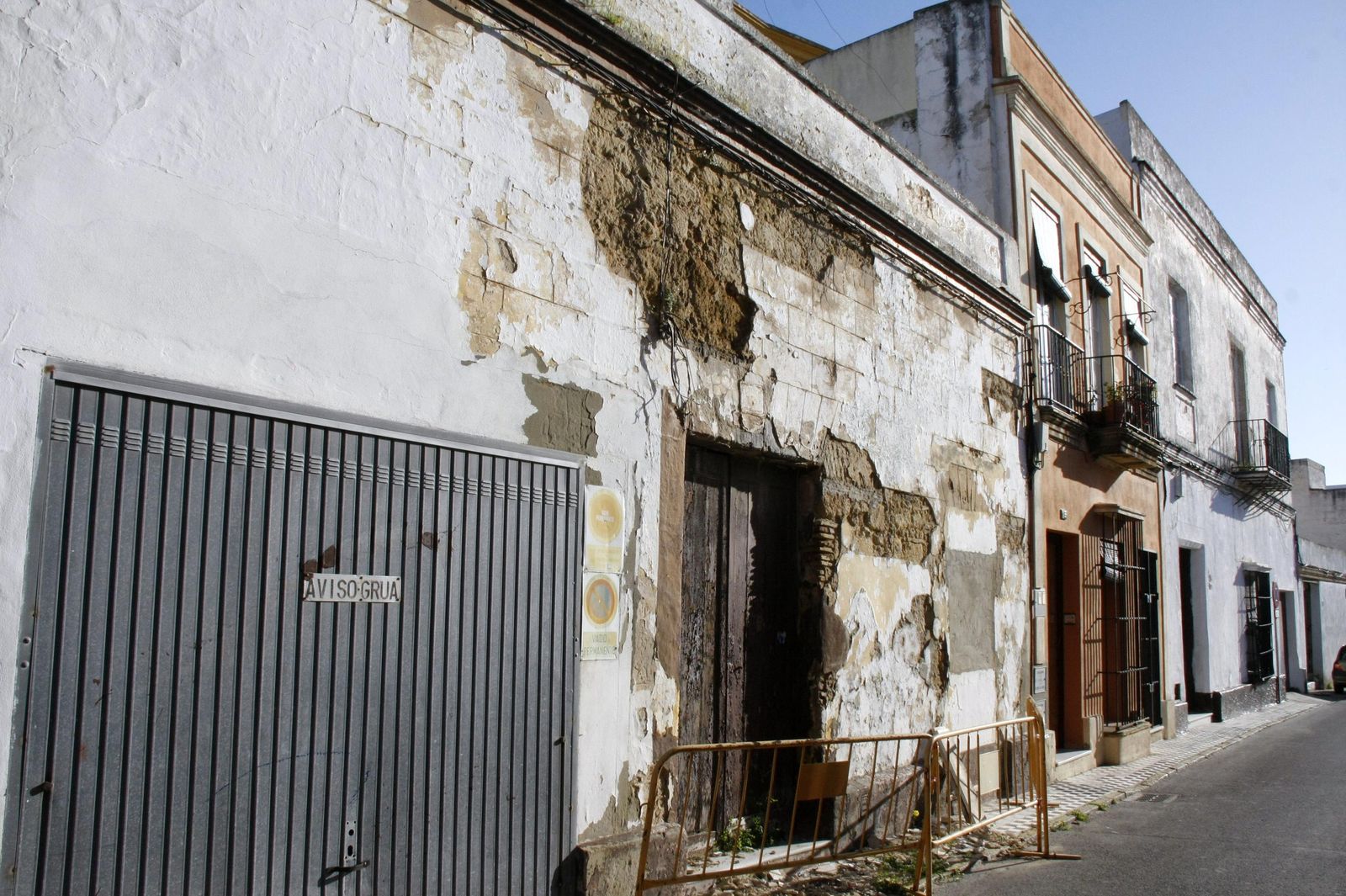 Imagen del estado actual de la fachada de la finca número 13 de la calle Pedro de Villa, donde desde noviembre permanecen vallados los cascotes del desprendimiento.