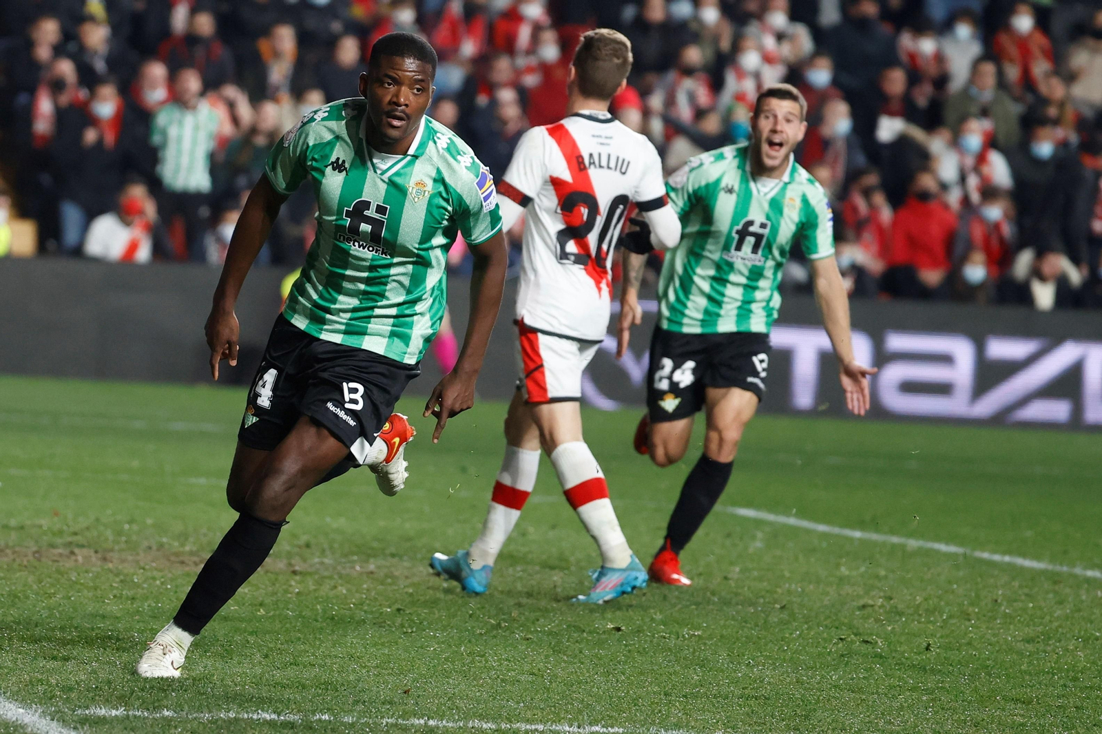 William Carvalho celebra su gol con Aitor al fondo.