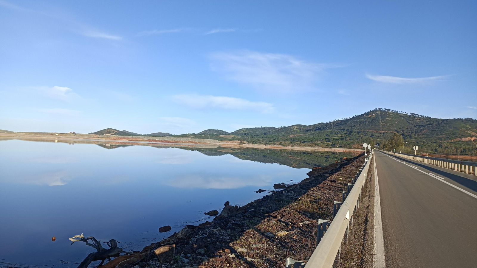 La carretera corta en dos la Presa de Gossán.