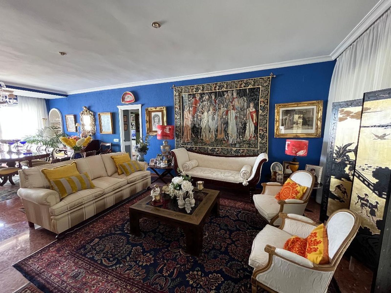 Salón .Tapiz de Bruselas  y un antiguo sofá  fernandino junto a una gran alfombra persa