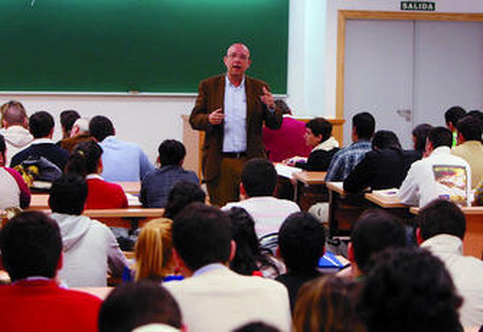 Aspecto de la clase del Proceso a Jesús de Nazaret que imparte el profesor Ribas, en el centro.