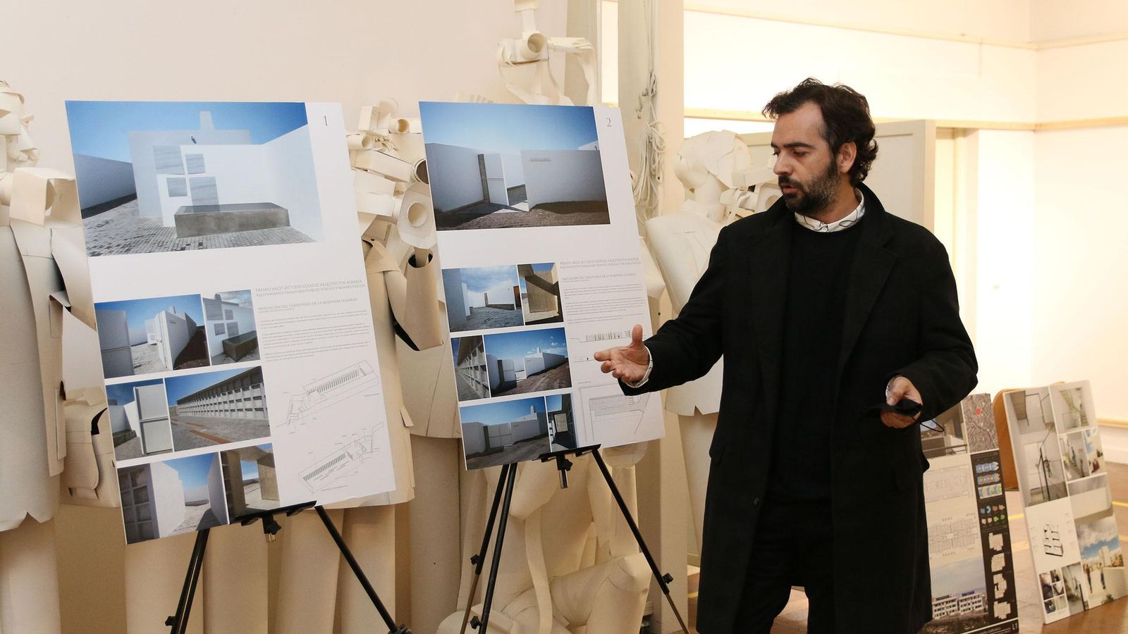 El arquitecto Antonio Palenzuela explica su proyecto del cementerio de La Mojonera