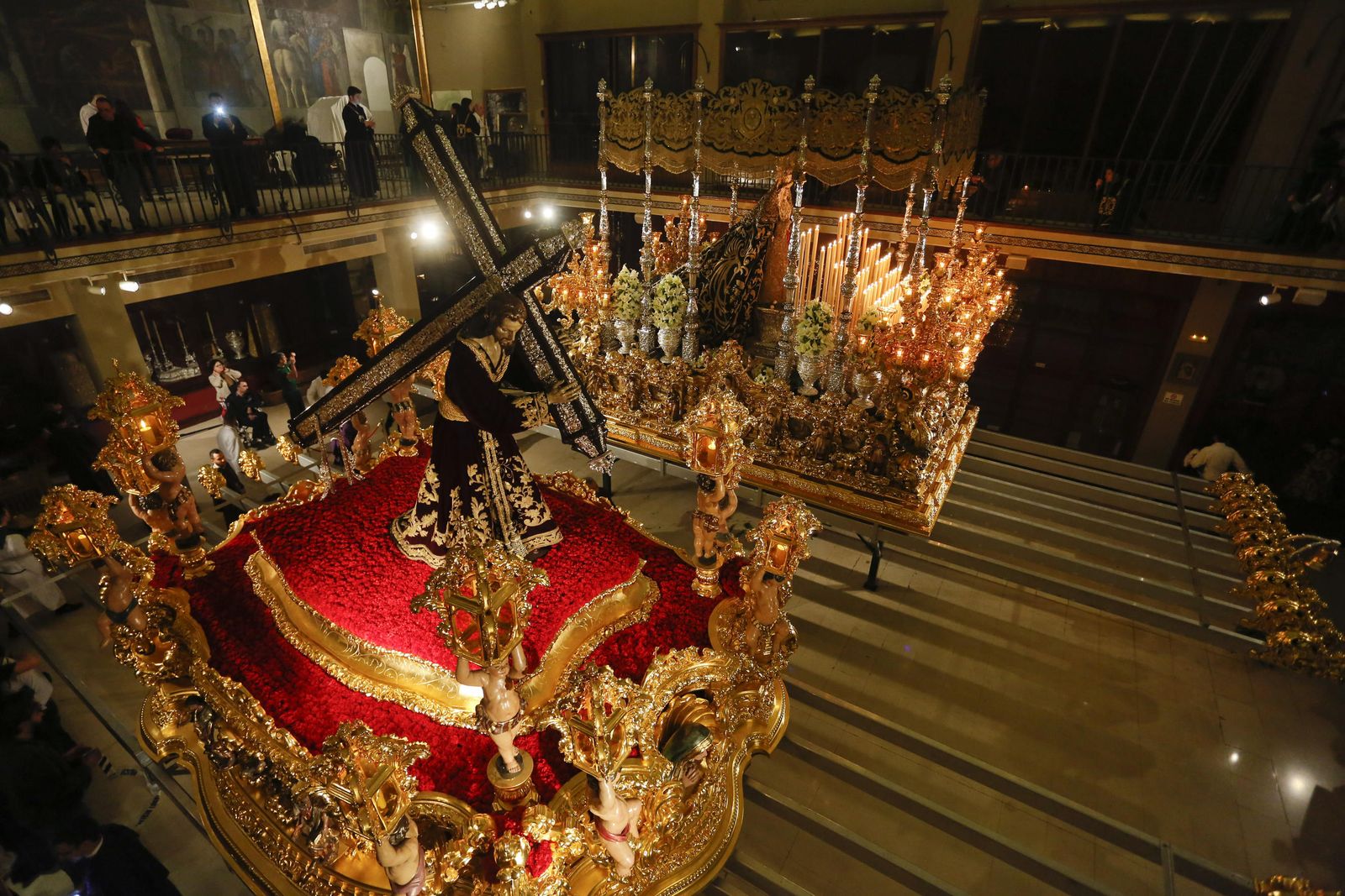 Los tronos del Nazareno del Paso y la Virgen de la Esperanza en el salón principal de la casa hermandad.
