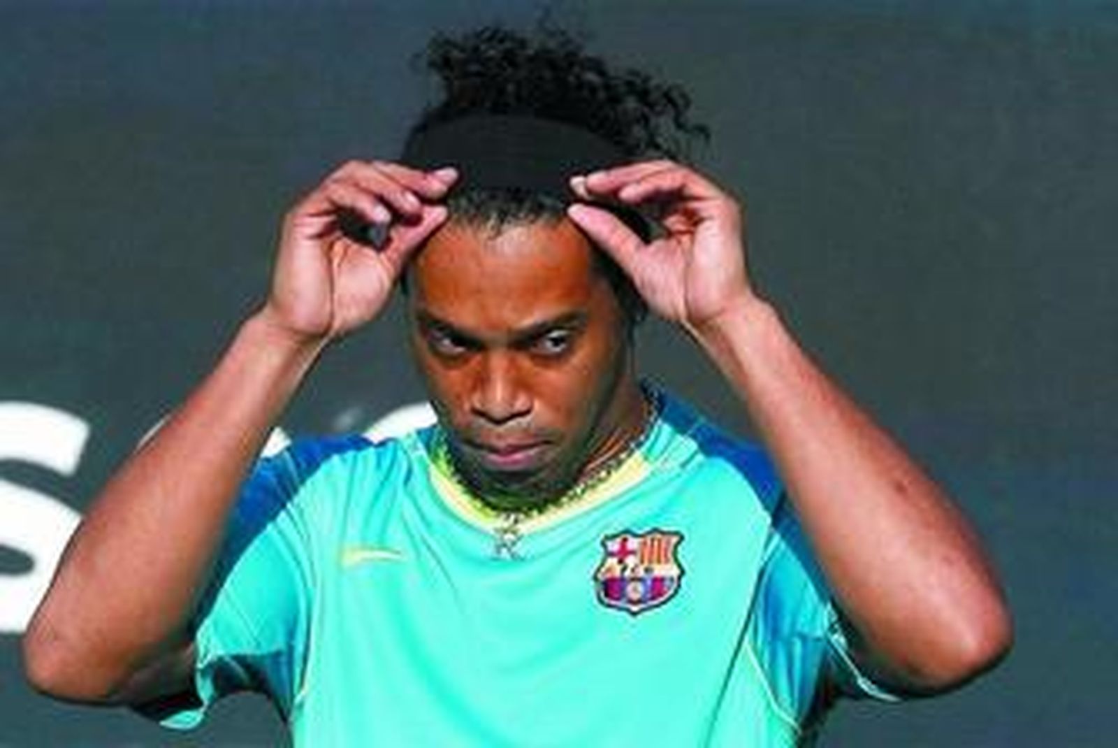 Ronaldinho, baja por una nueva lesión, durante el entrenamiento del viernes.