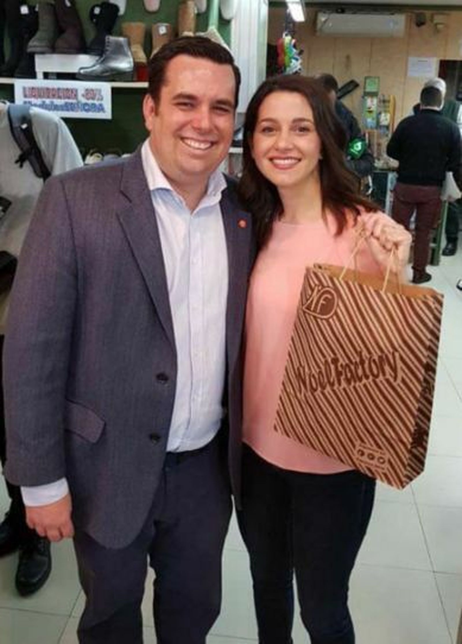 Inés Arrimadas, con la bolsa de Noel junto al candidato a la Alcaldía de El Puerto, Curro Martínez.