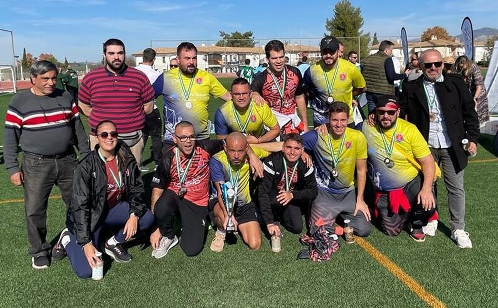 El Club Deportivo Abdera Fenicia, uno de los galardonados, posa con uno de sus trofeos logrados este año.