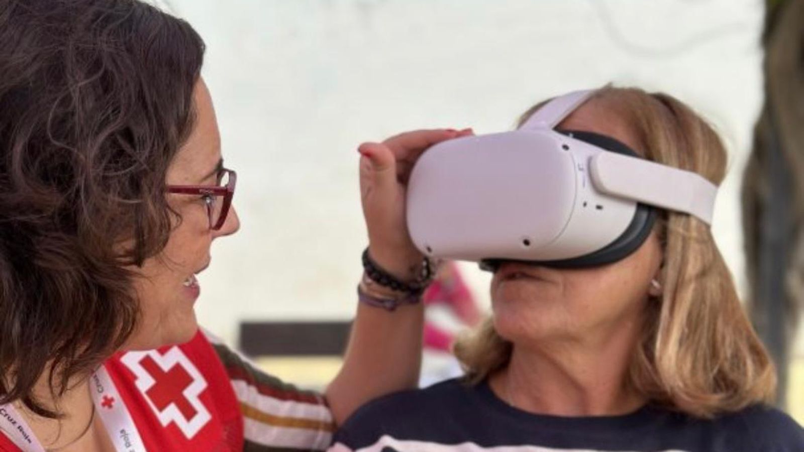 Personas Mayores pruban las gafas de realidad virtual de Cruz Roja.