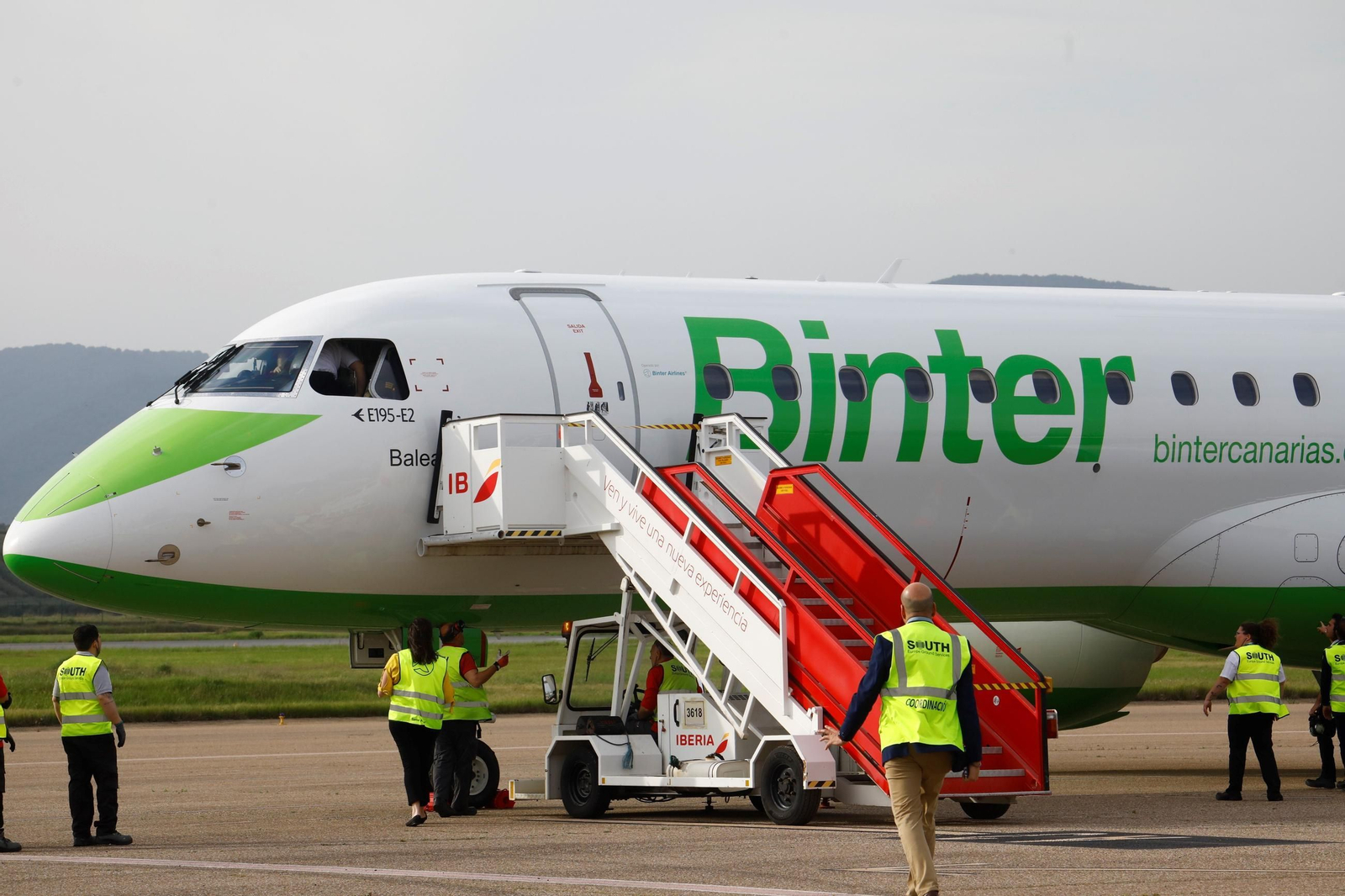 El aeropuerto de Córdoba recibe el primer vuelo de Binter desde Canarias, en imágenes