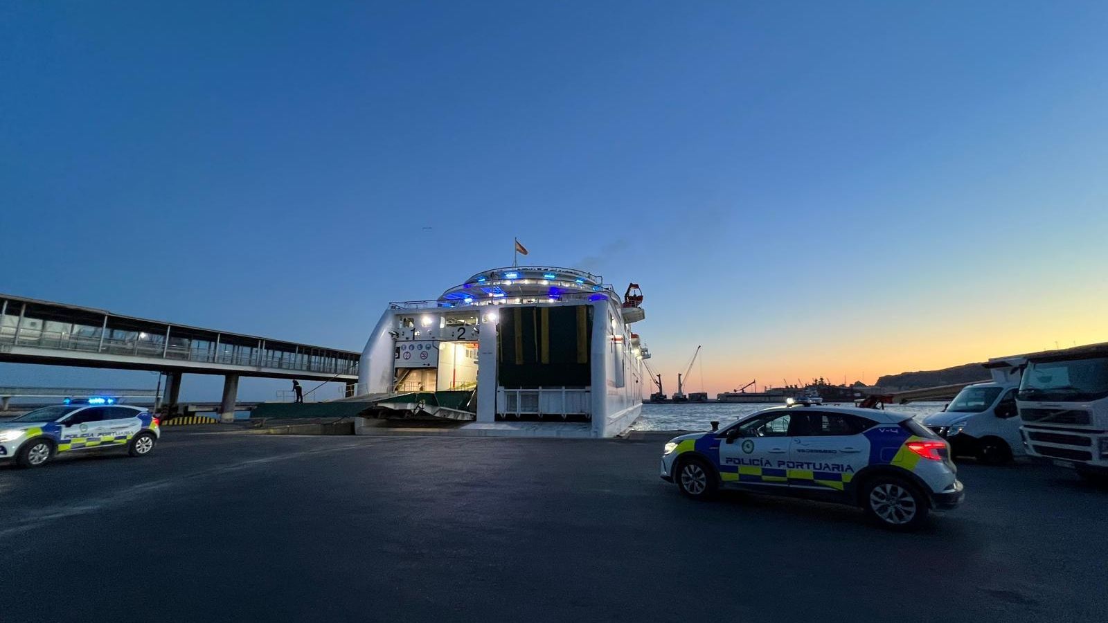Noche sin luz en el Puerto de Almería.