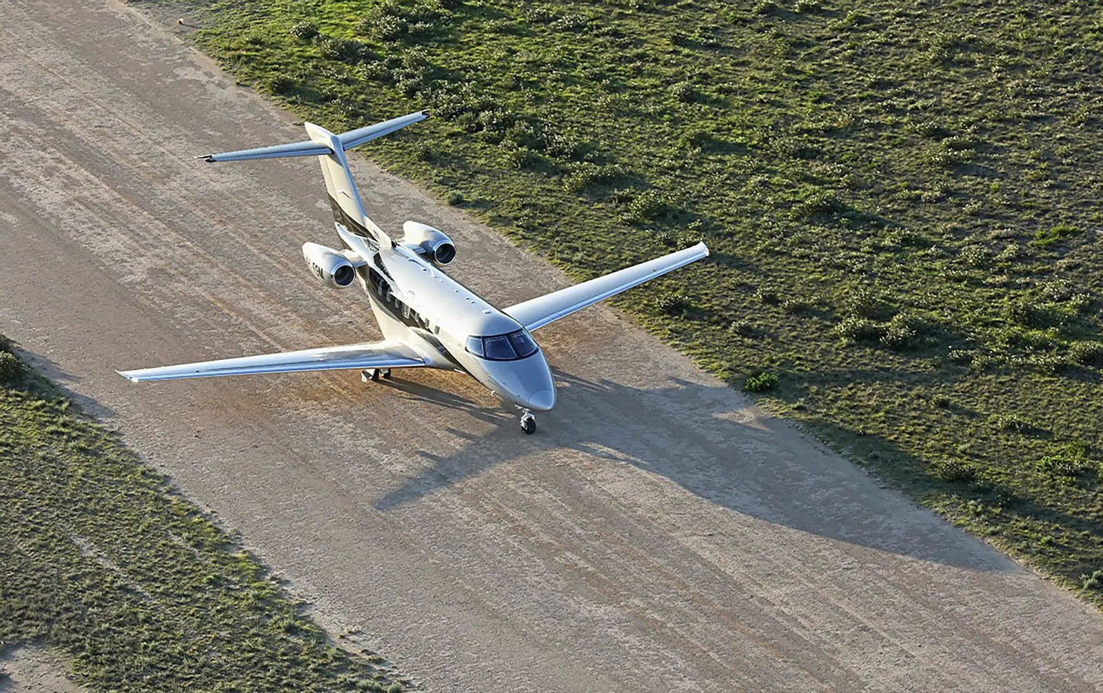 Uno de los jet fabricados por Pilatus en una pista de despegue.