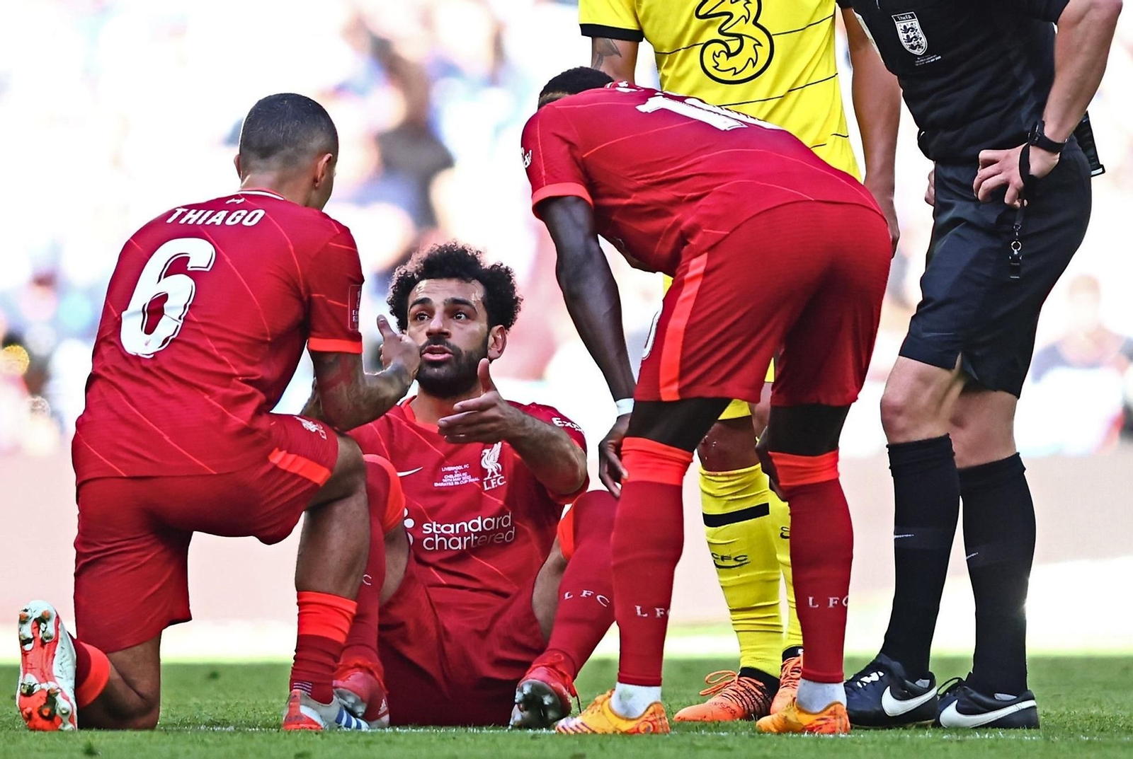 Salah charla con Thiago y Mane antes de abandonar el terreno de juego lesionado. Salah charla con Thiago y Mane antes de abandonar el terreno de juego lesionado.