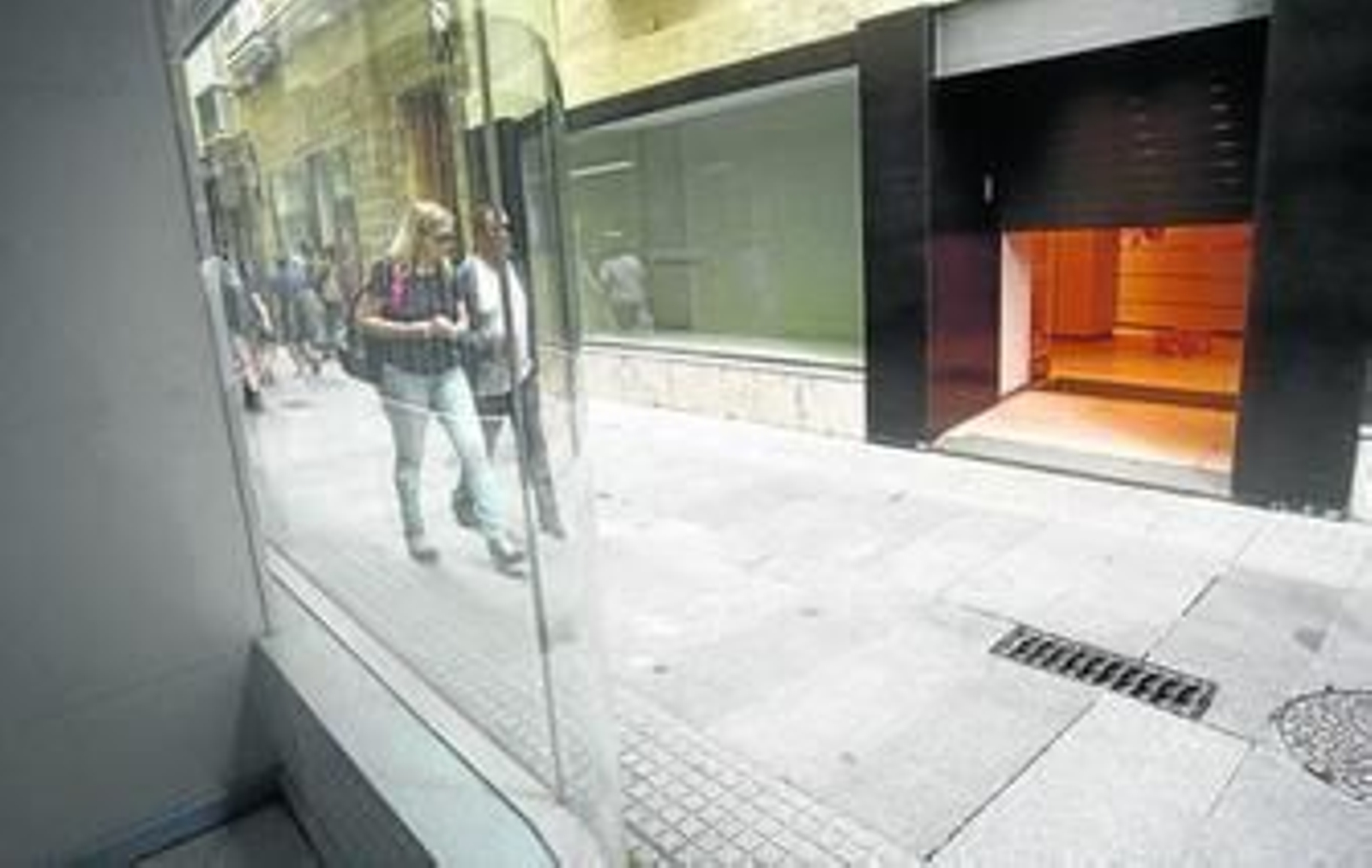 Los dos locales comerciales que han quedado vacíos en la confluencia de las calles Columela y San Francisco.