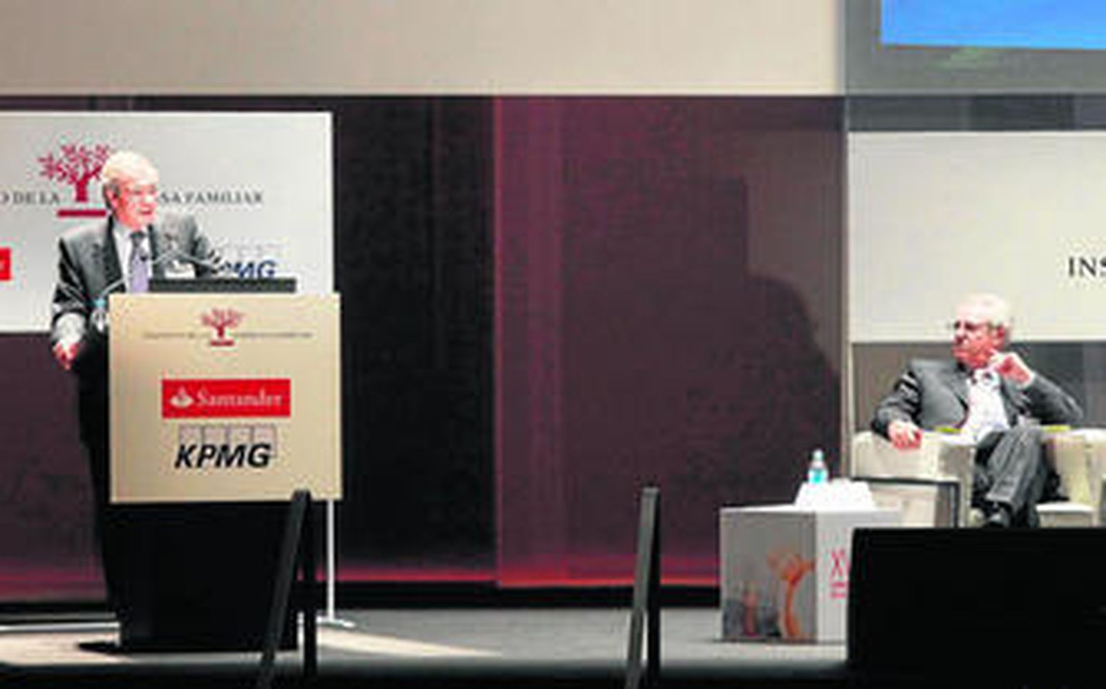 El presidente y el director del Consejo Empresarial para la Competitividad, César Alierta y Fernando Casado, ayer en el congreso de la empresa familiar.