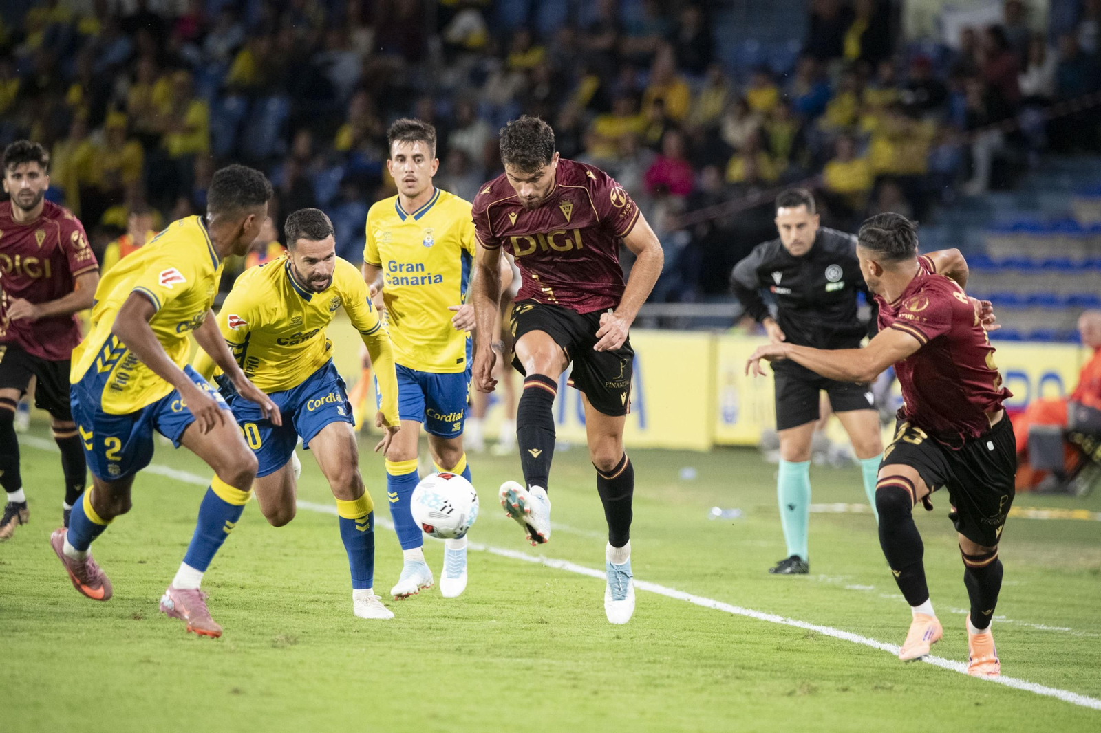 García Pascual pasa el balón a Raúl Pereira en el partido Las Palmas-Cádiz.