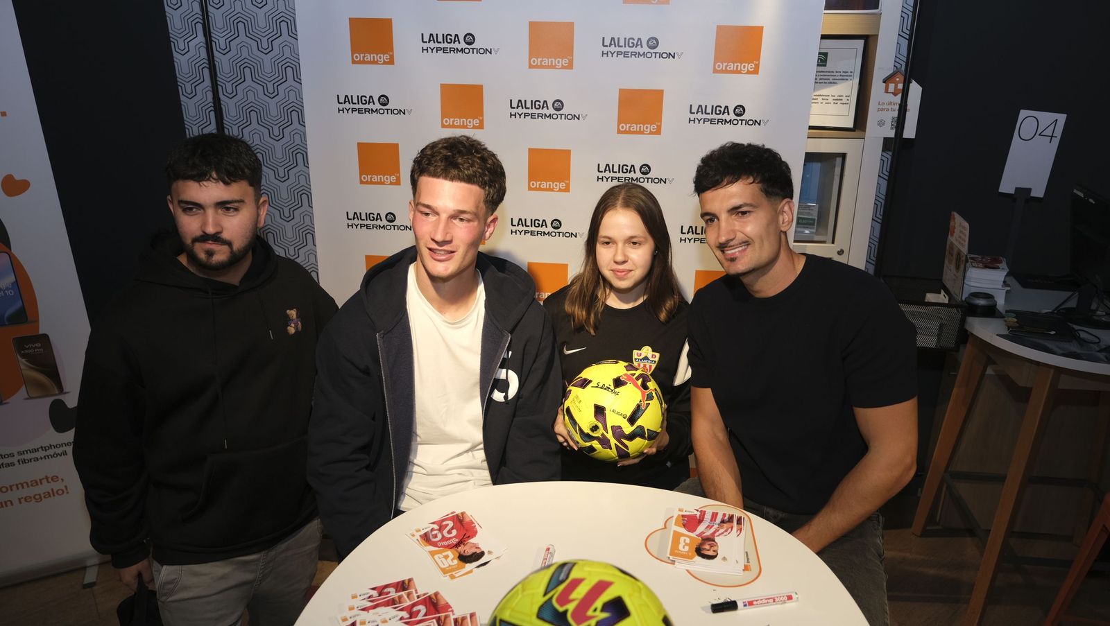 Búscate en las fotos de la firma de los jugadores de la U.D. Almería en la tienda Orange