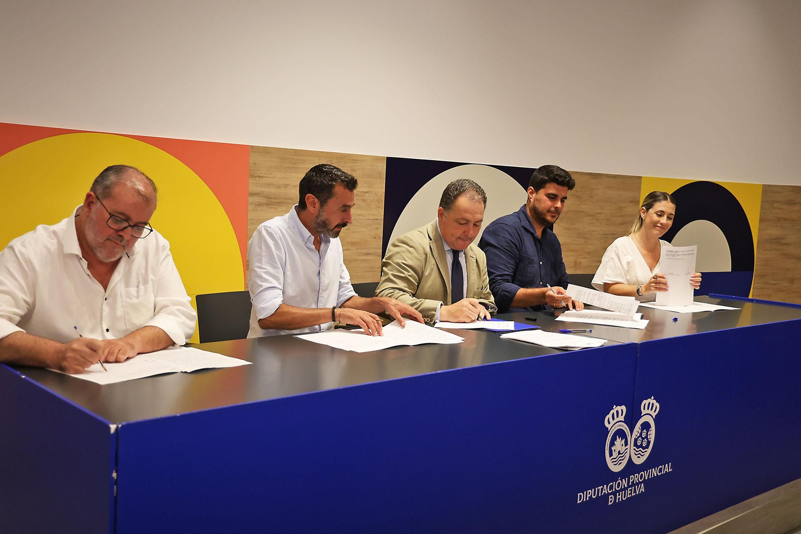 Imágenes de la firma con alcaldes de 34 municipios los convenios del programa 'Tu Diputación Invierte'