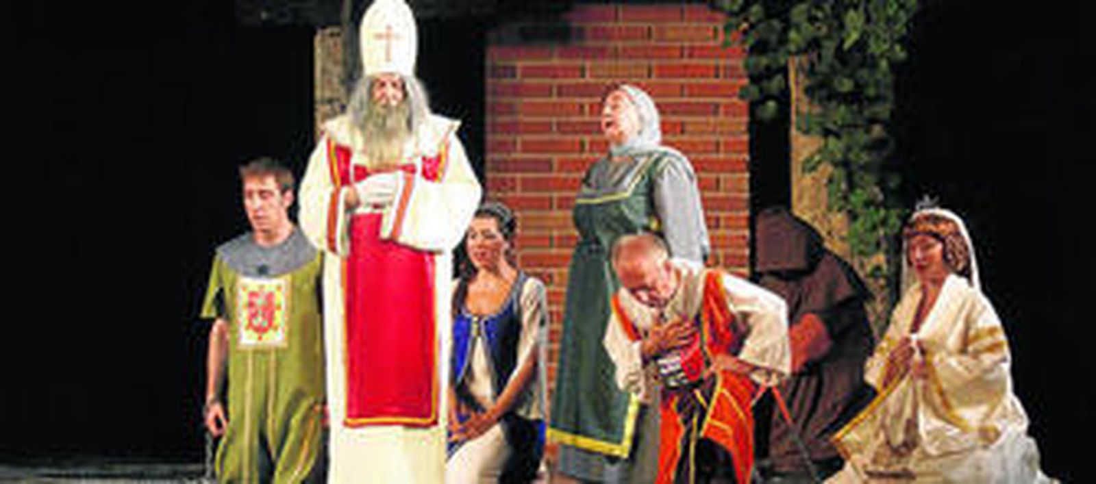 1 y 3. El actor Pedro Jiménez, protagonista de 'Don Mendo' y uno de los componentes del elenco de 'Casa con dos puertas, mala es de guardar'.  2. Nuhr Jojo, en primer término, en una de las escenas de la 'Mariana Pineda' lorquiana, 4. El proyecto de La Barraca continúa vivo.