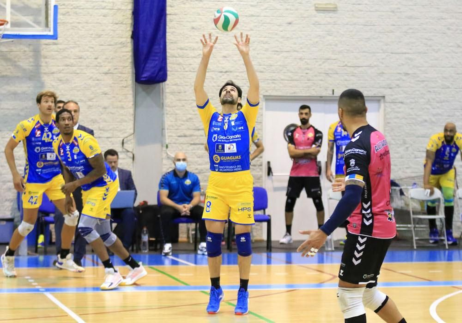 Paulo Renan Bertassoni coloca un balón durante el partido que jugó con Guaguas en el Moisés Ruiz.