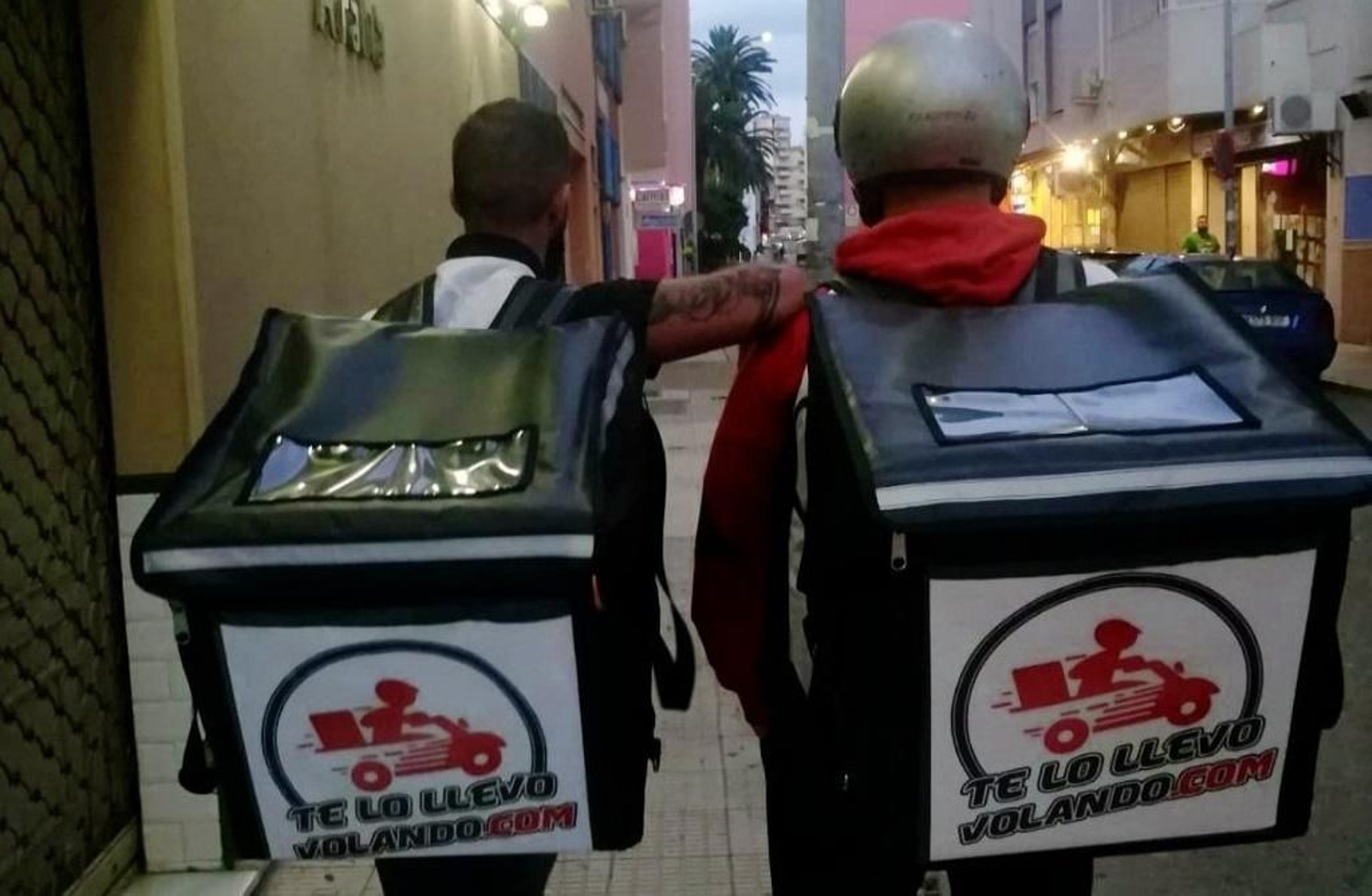 Dos repartidores de Te lo llevo volando.