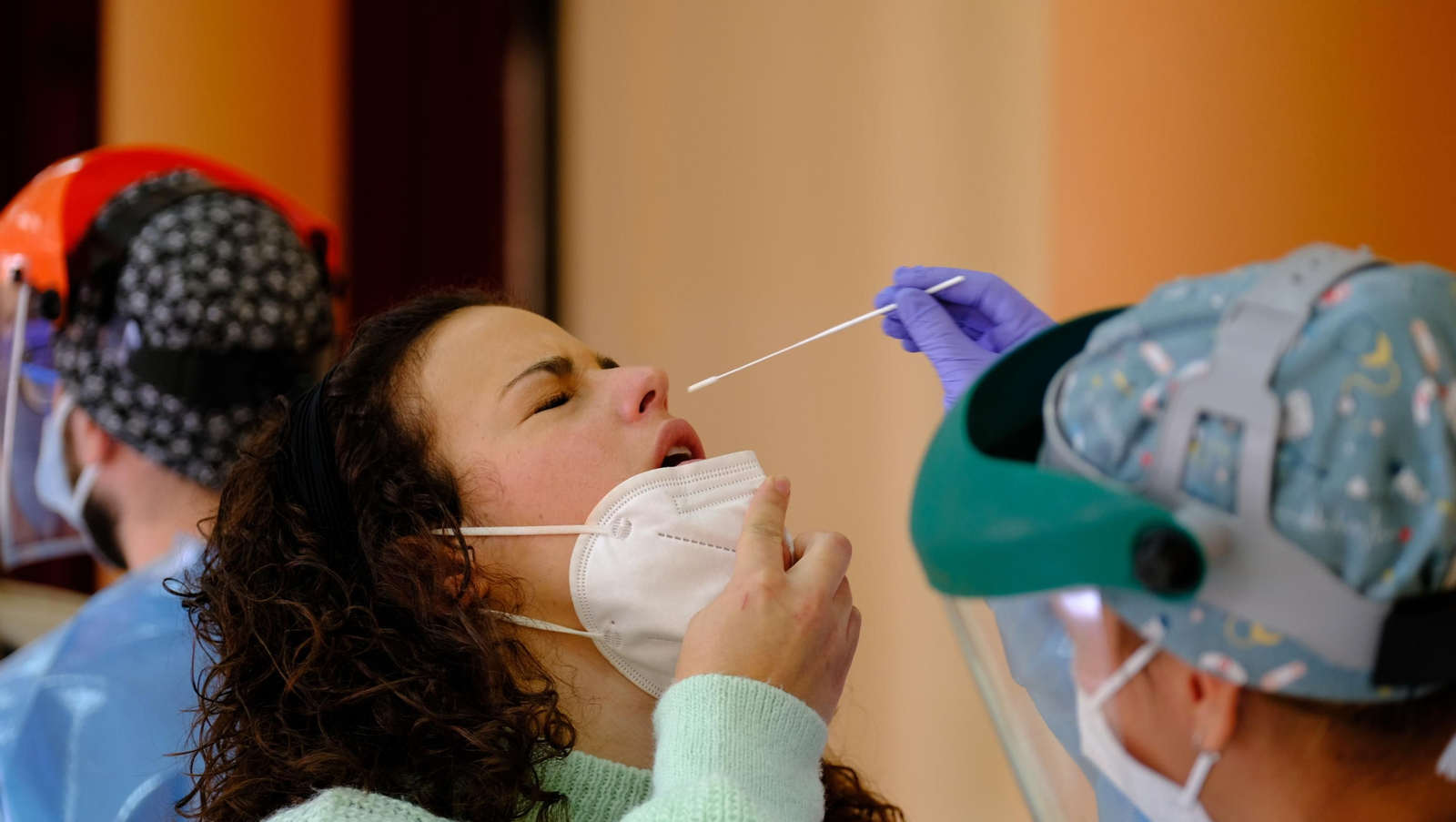 Una almeriense se somete a un test de antígenos para la detección de la covid.