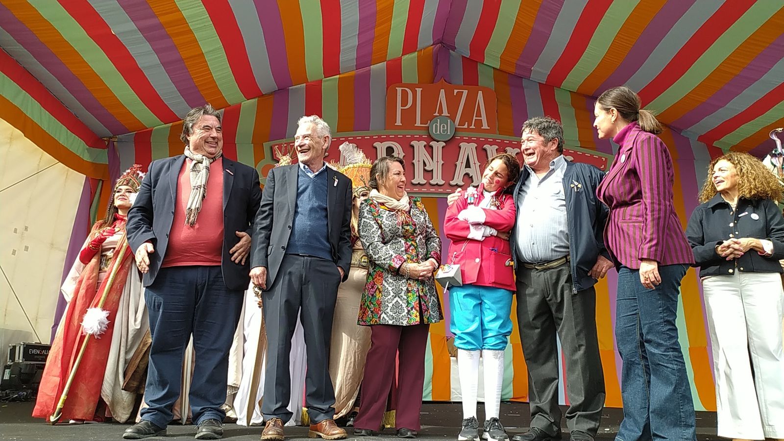 Las imágenes de la entrega del premio Pepe Requeté del Carnaval de San Fernando a Paco Lara