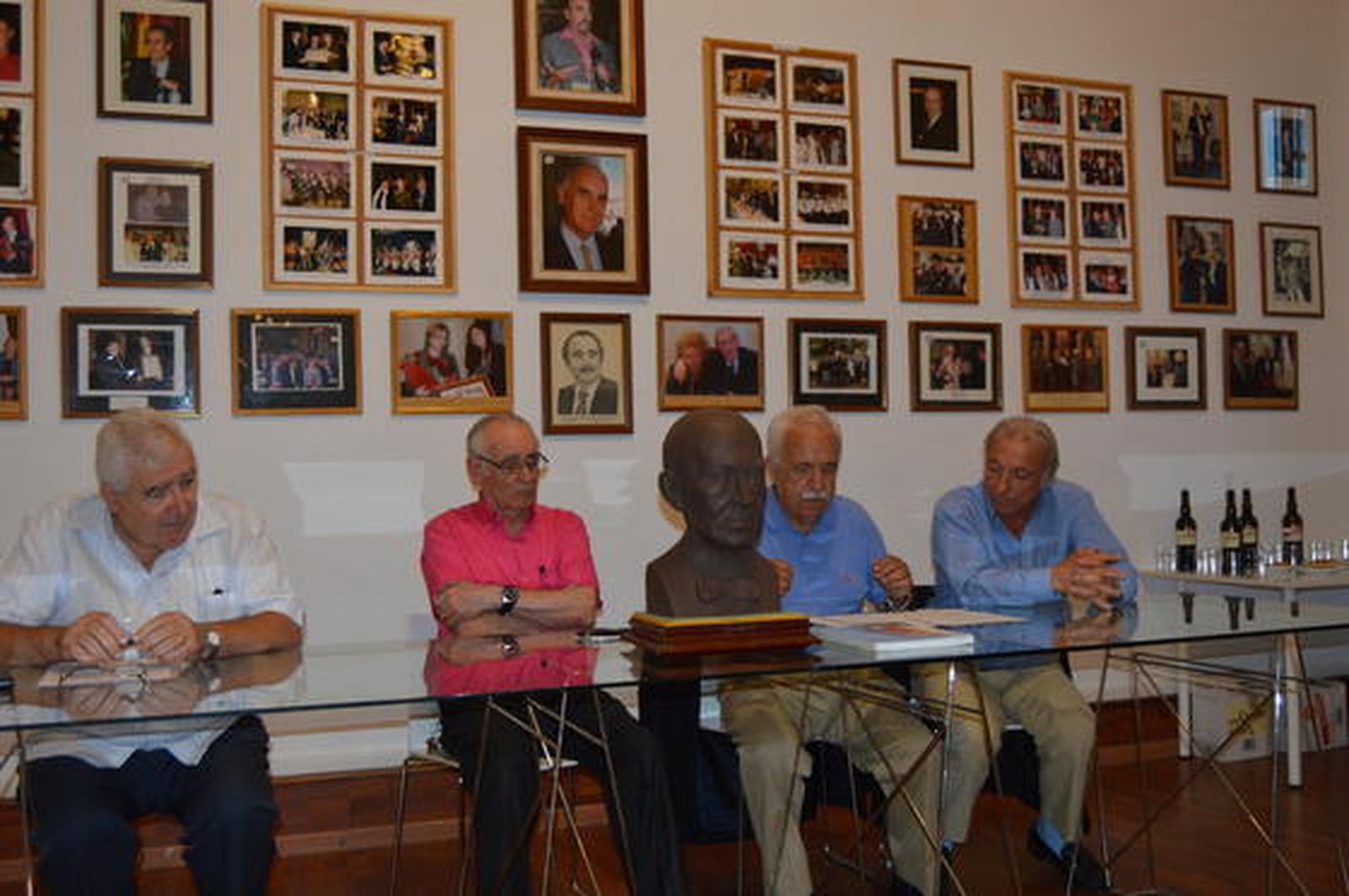 Eugenio Mariscal, Francisco Quintanilla, Luis Gonzalo González y Manuel Selma, durante el acto de presentación de la exposición conmemorativa de la Peña La Gaviota.  Foto: Ignacio Casas de Ciria