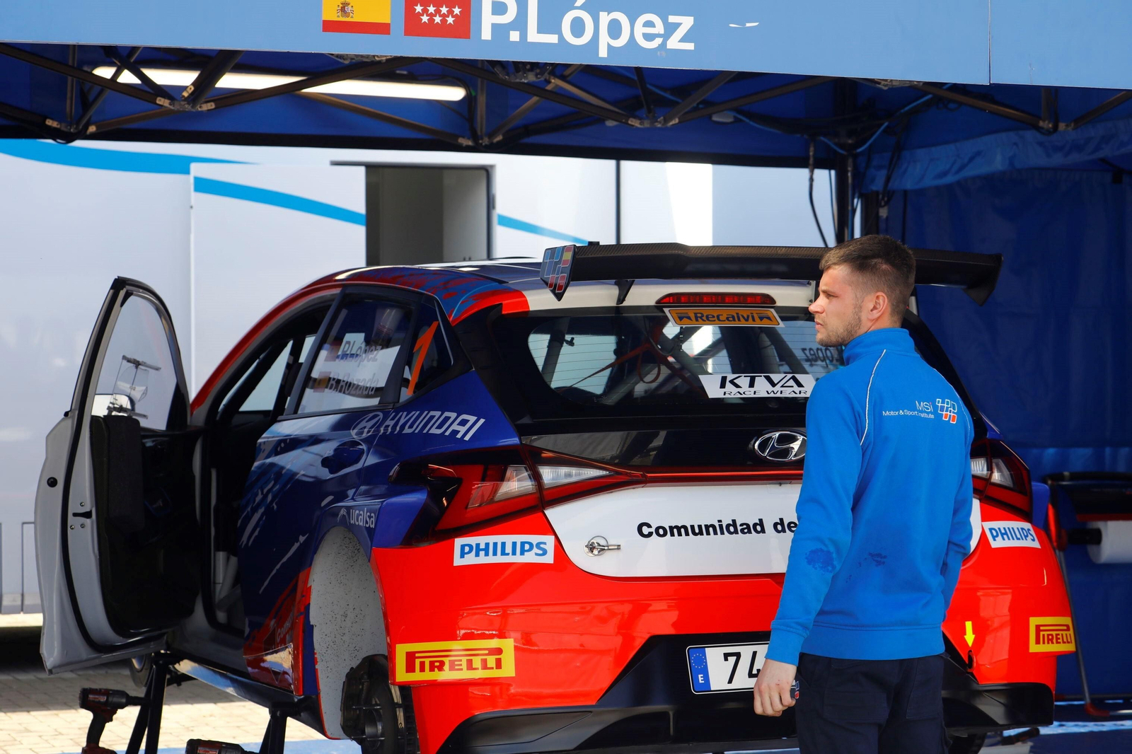 Rallye Sierra Morena 2023: Los pilotos ya preparan sus vehículos en El Arenal