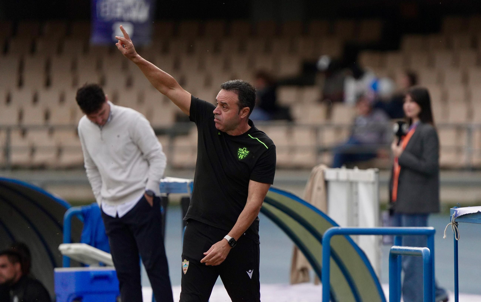 José María Salmerón realiza indicaciones a sus futbolistas durante su estreno en el banquillo del Almería B.