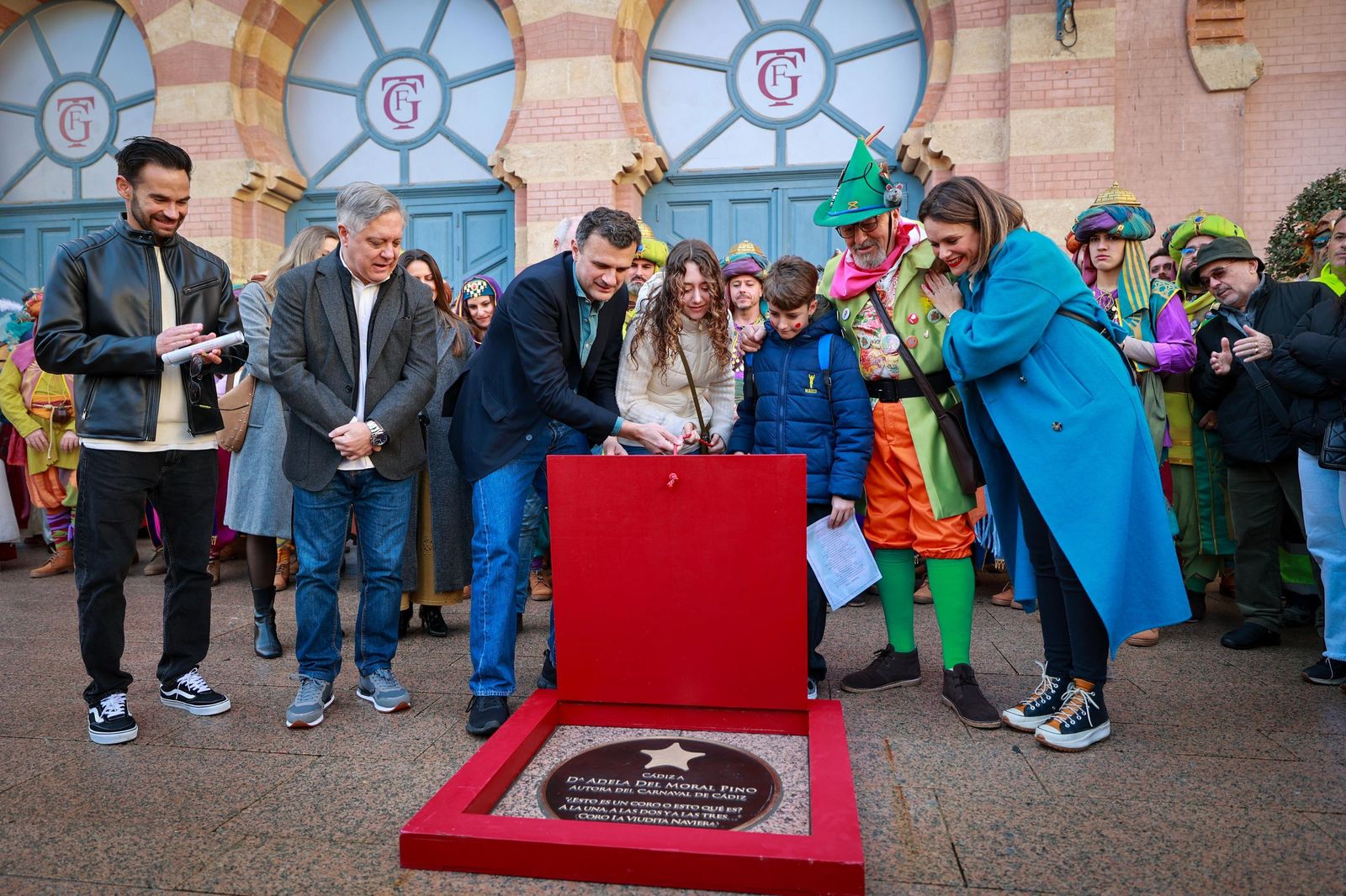 Momento del descrubrimiento de la estrella de Adela del Moral en el Paseo de la Fama del Carnaval de Cádiz.
