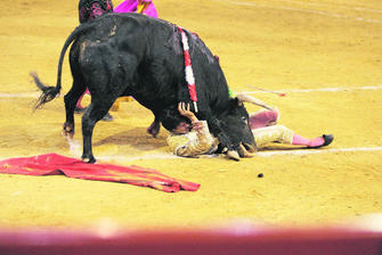 Cogida sin consecuencias al entrar de Juan del Álamo en el último de la tarde.