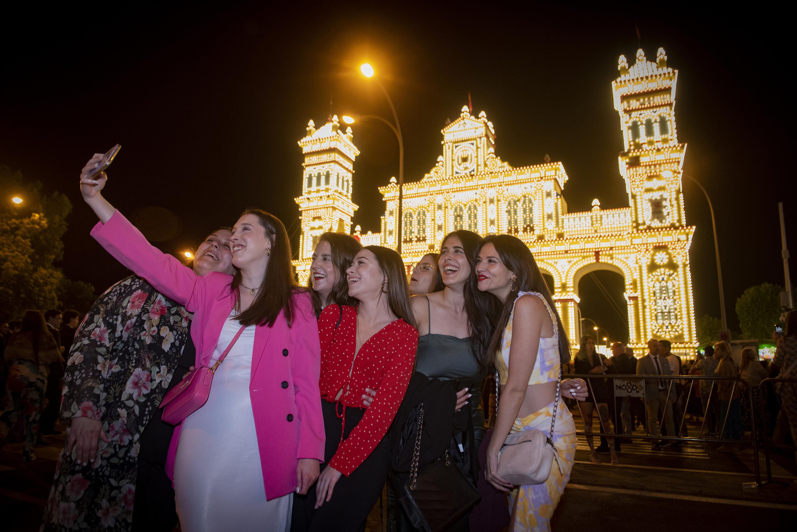 El encendido del Alumbrado de la Feria de Abril de Sevilla 2023, en imágenes