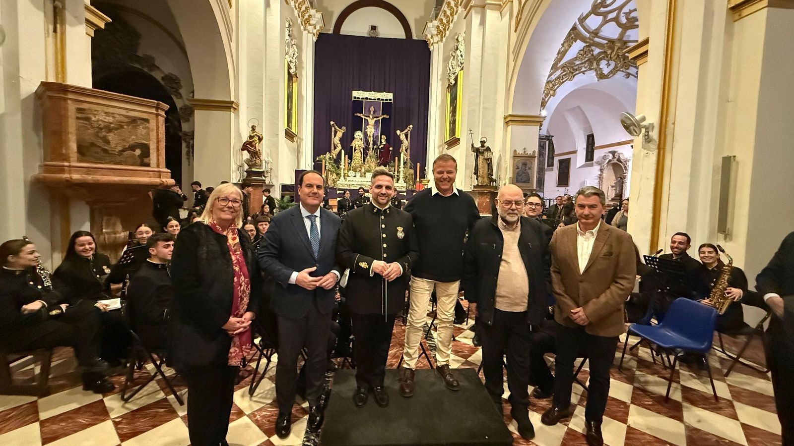 Representantes de Cafe Santa Cristina, junto al Hermano Mayor de Mena, el presidente de la Fundación Corinto y el director de la banda, antes del inicio del concierto solidario.