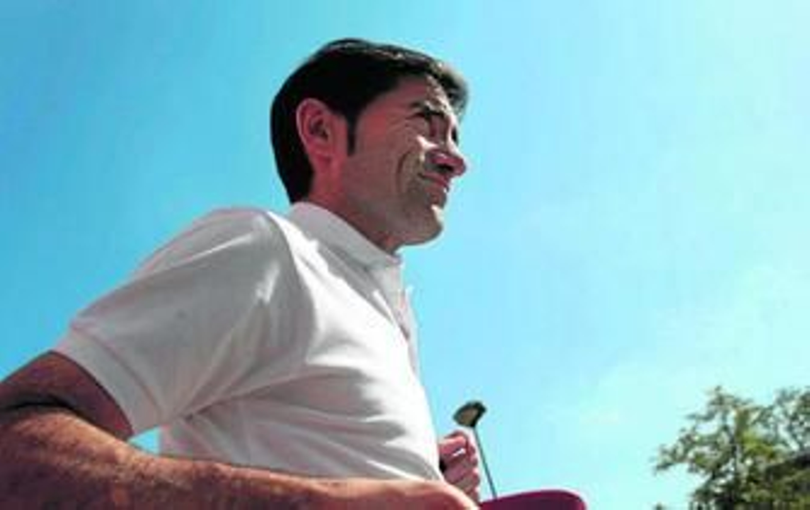 El entrenador del Sevilla, Marcelino García Toral, antes de subirse al autobús que llevó al equipo al aeropuerto.