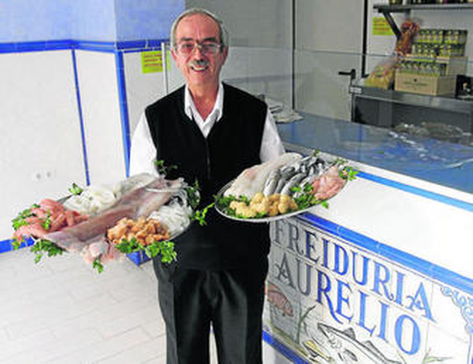 Aurelio mostrando su género, pescado fresco de la flota de Isla Cristina.