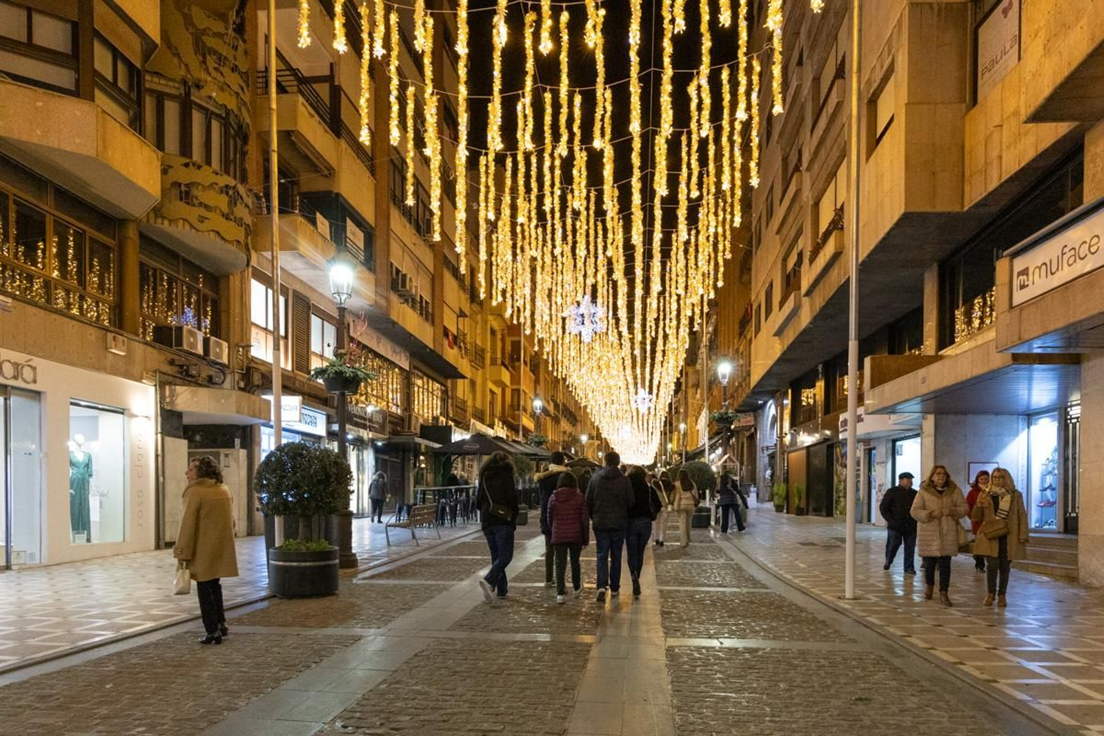 Los jienenses disfrutan de la magia de la Navidad recorriendo sus calles