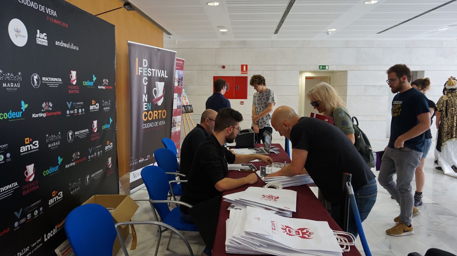 Recogida de acreditaciones.