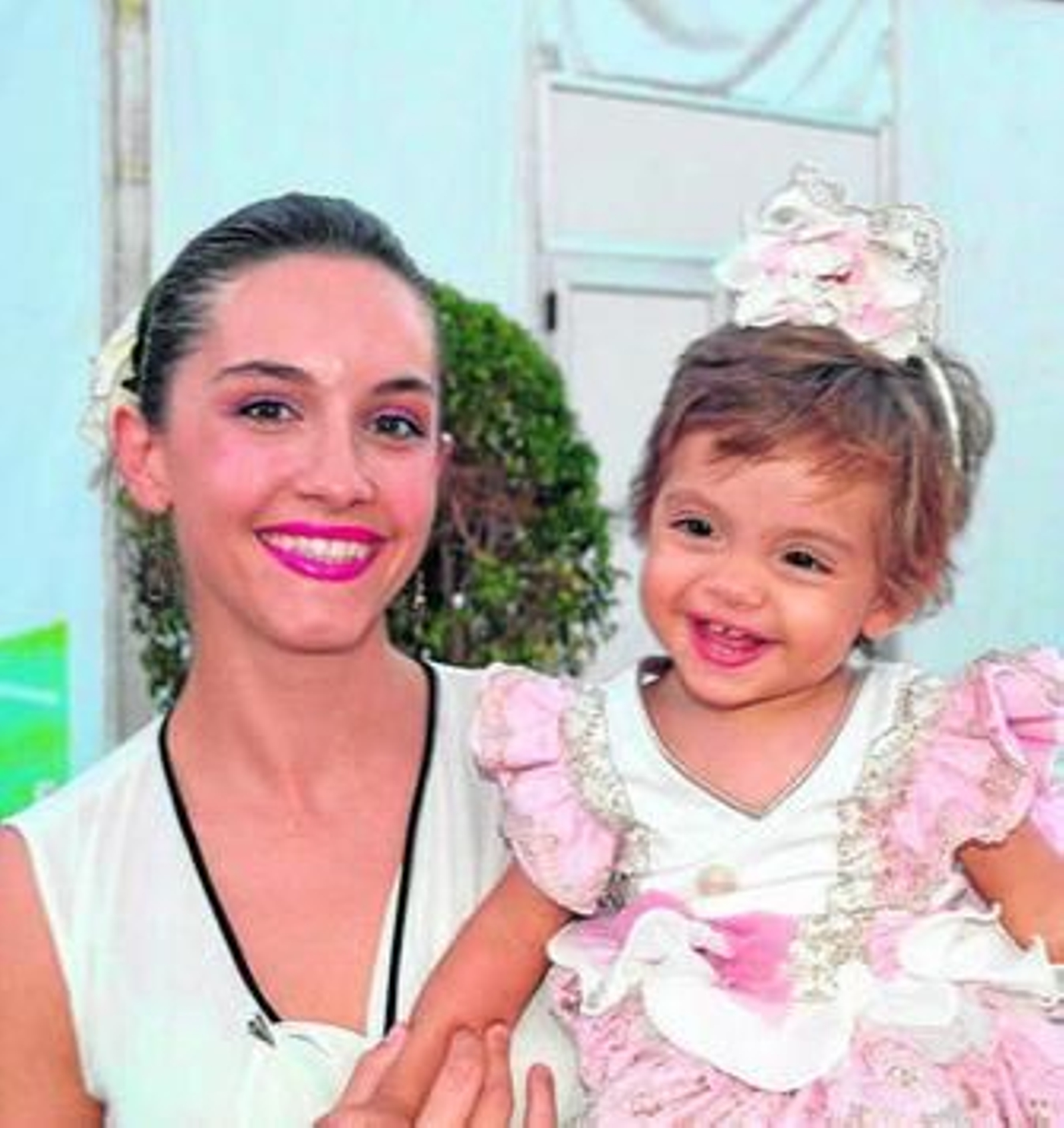 La guapísima Elena Moreno con su mamá en el recinto.