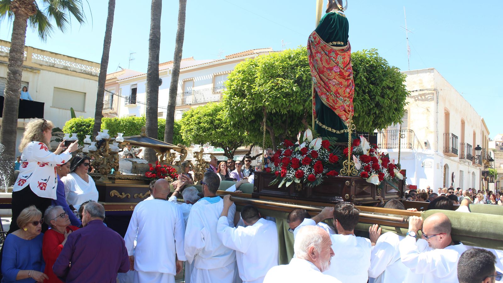 San Juan observa el sepulcro vacío.