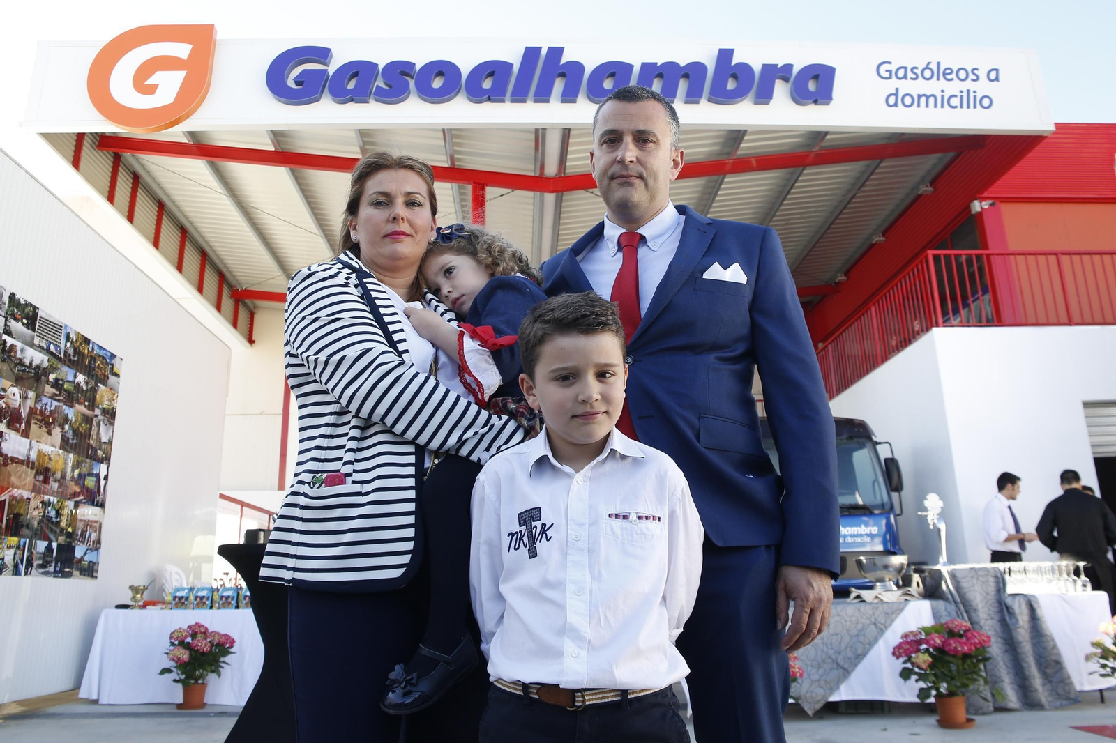 Juan de Dios Puentes, gerente de Gasoalhambra, junto a su familia el día de la inauguración del nuevo centro.