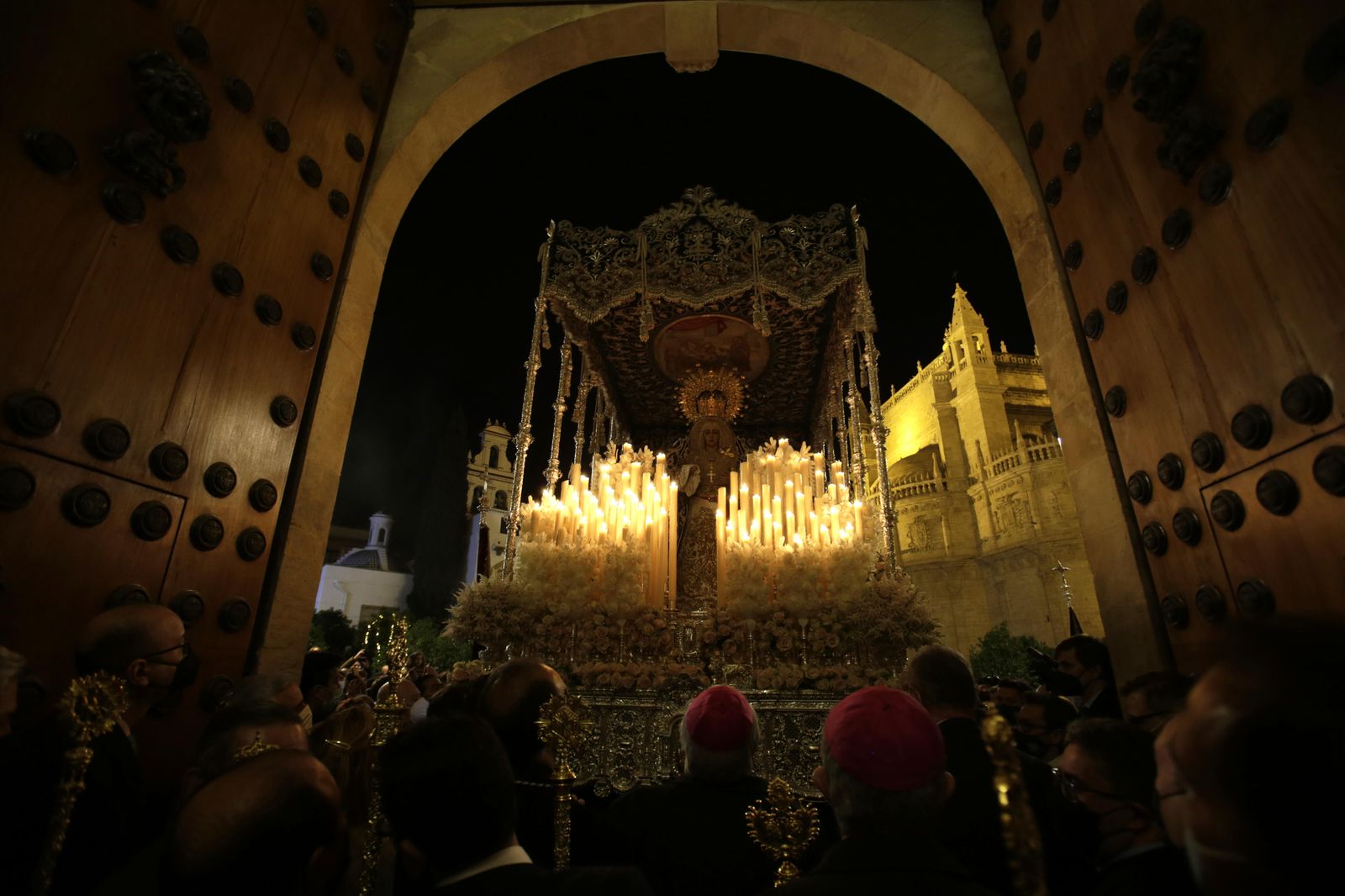 La Candelaria visita el Palacio Arzobispal y el Ayuntamiento de Sevilla