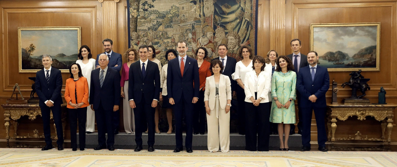 Los nuevos ministros, acompañados del Rey Felipe Felipe VI (c), y el presidente del gobierno Pedro Sánchez (2i)